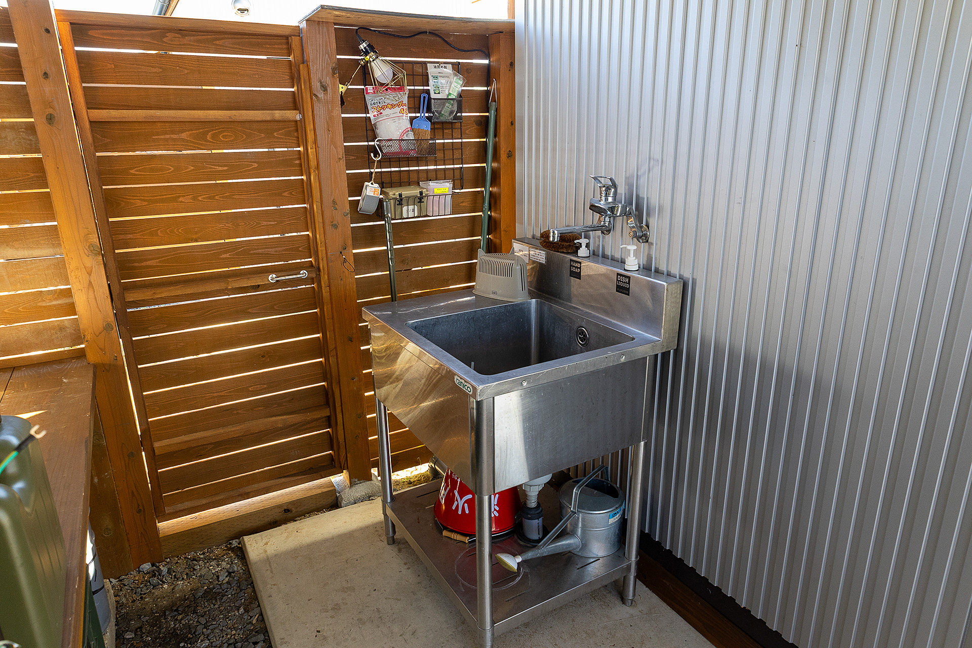 炊事場。水栓からはお湯も出る。井戸水で飲料用ではなく、ほかに上水道からの蛇口はないので飲料用の水は持参する。ちなみに筆者は水栓からの水を湧かしてからコーヒーなどに使ったが、特に問題はなかった