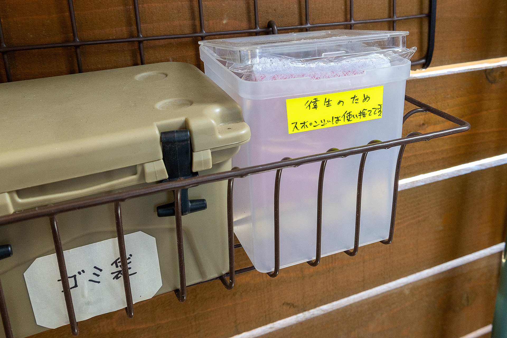 スポンジは備え付けだが、衛生のため使い回さず利用ごとに使い捨て。全体的に清潔感のある施設だけに、こういう部分にもこだわりを感じる