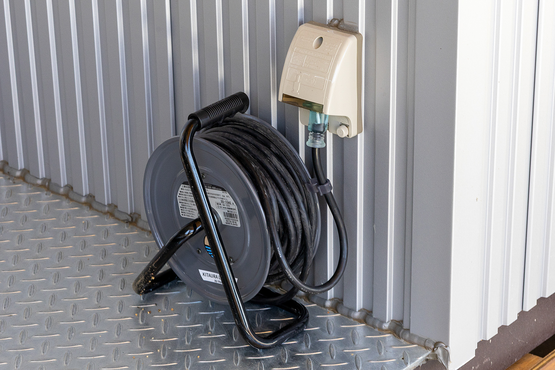 電源ももちろんある。コードリールを常備しているのでクルマまでの距離があっても問題なし。電源の分岐もできる