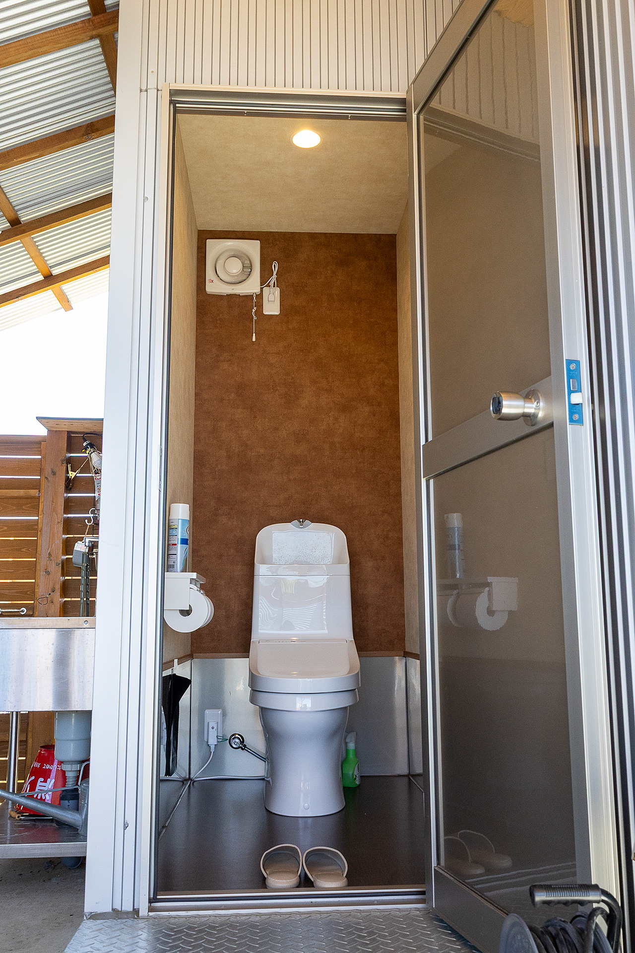 サイトごとに専用のトイレがある。混みあうこともないし、夜も利用しやすいので子供連れや女性にはうれしい設備では