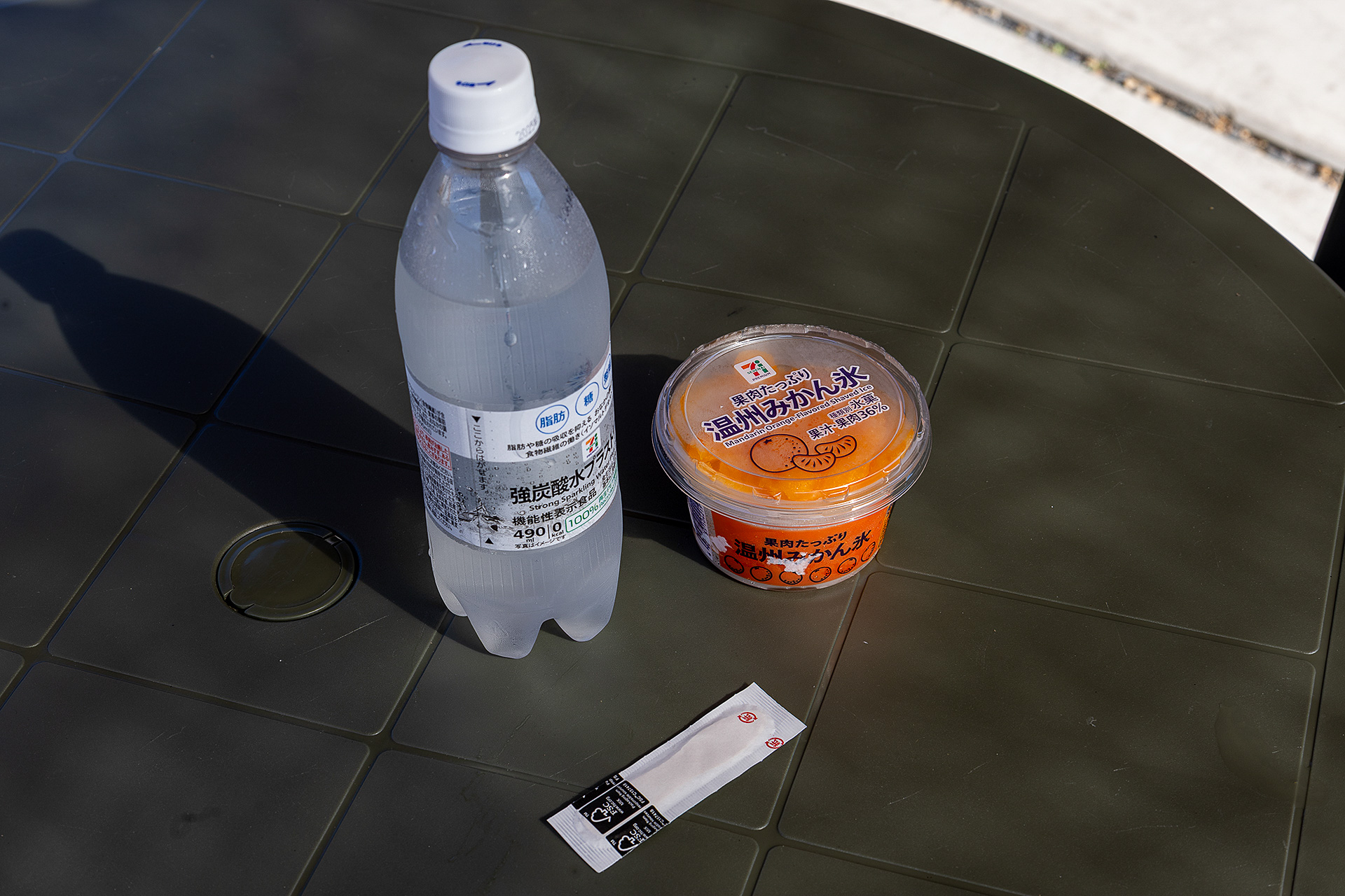 冷蔵庫・冷凍庫がなくても隣に行けば冷たい飲み物やアイスを調達できる