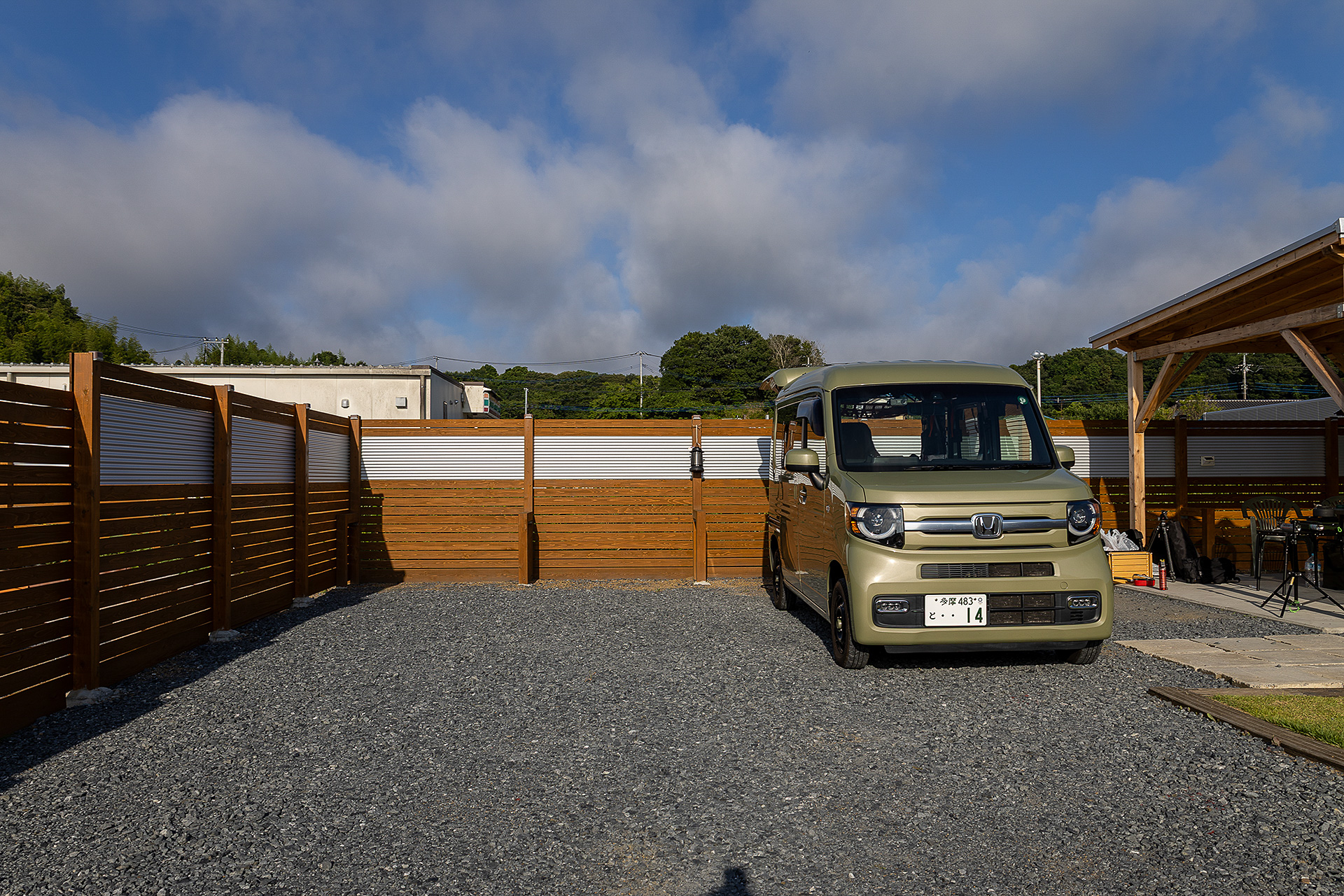 駐車スペースは広い。最初は真んなかに停めたが建屋の近くにクルマがあった方が便利そうだったので寄せたところ、かなりのスペースが余った。2台で来ても余裕で停められるだろう