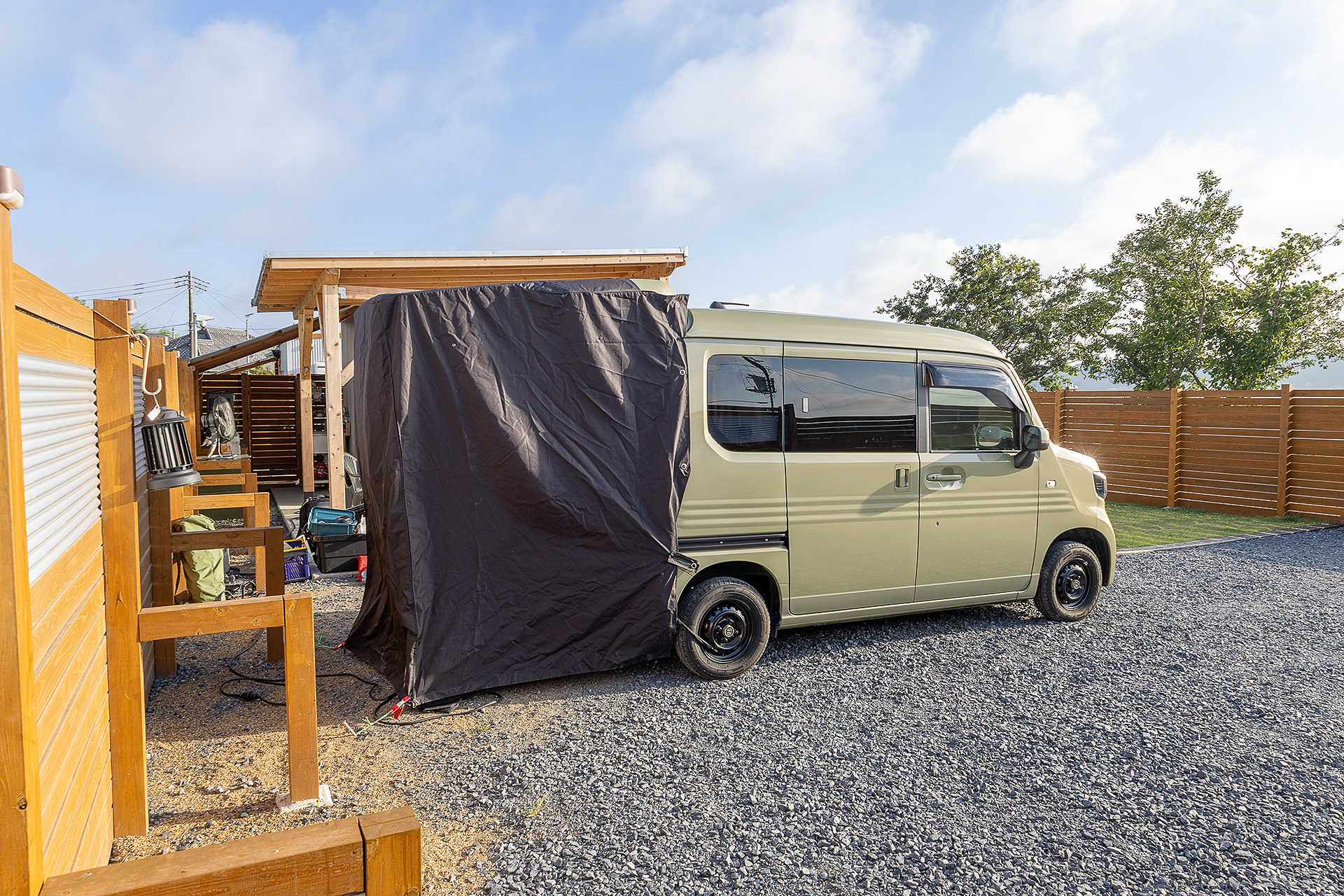 施設入り口にゲートがあり、サイトも壁とゲートで仕切られているので安心感は高い。今回は風通しをよくするため、ホンダ純正アクセサリーのテールゲートカーテンを展開して、テールゲートを開けたまま寝てみた