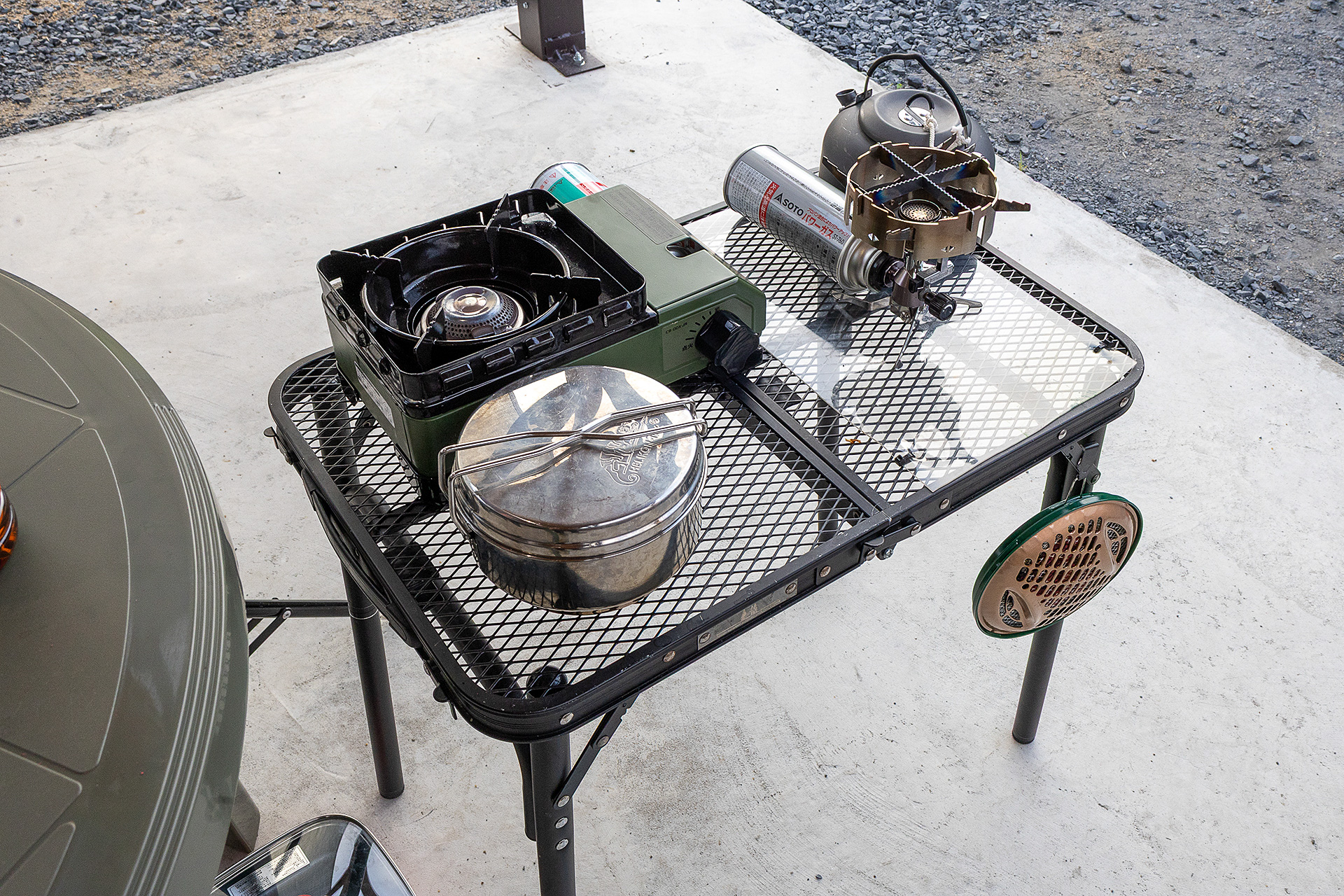 備え付けのテーブルは樹脂製なので、痛めないためにコンロを使うときは持参した金属製のテーブルを出した