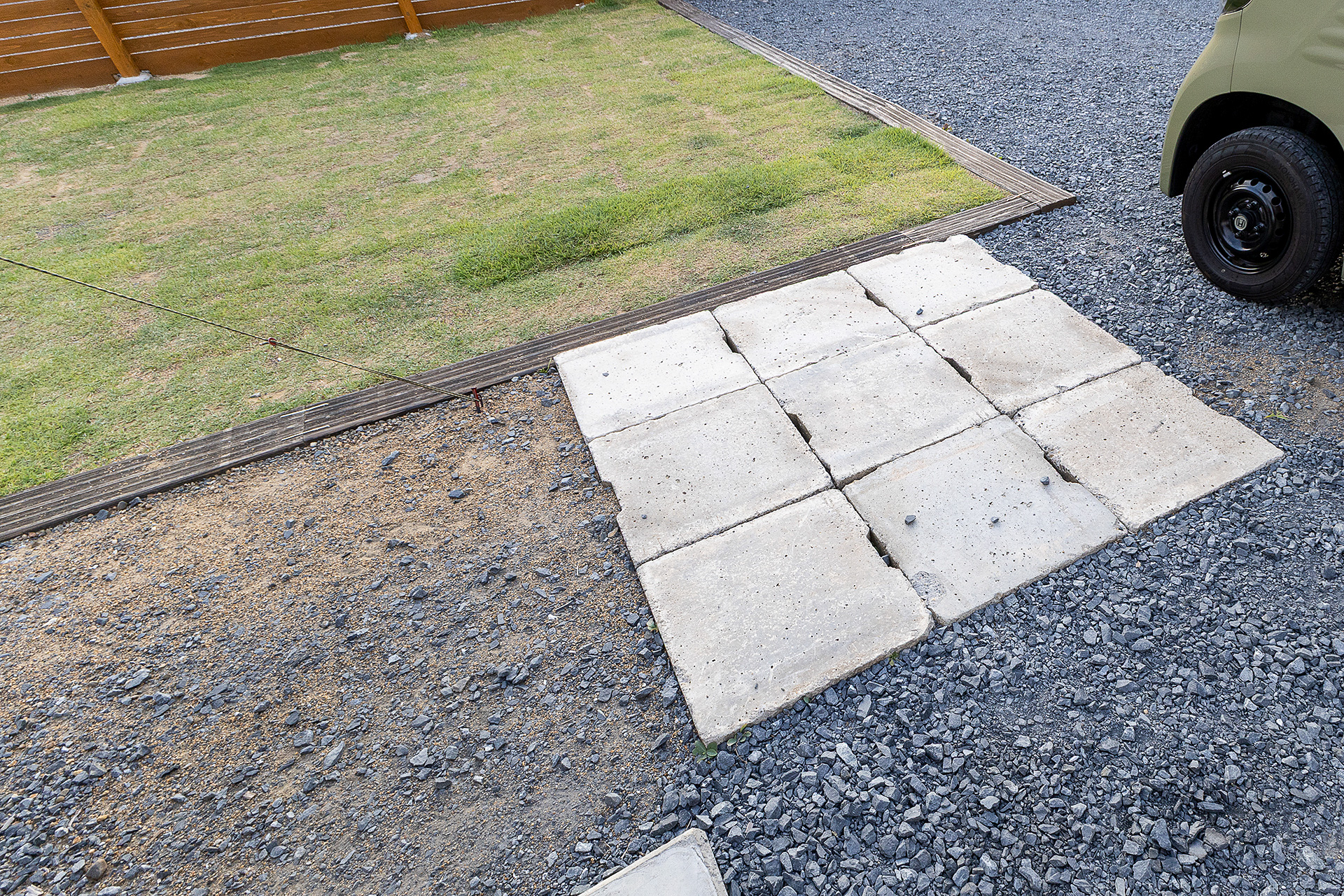 たき火はたき火台を使用すれば可。やっていい場所として写真のエリアが用意されている。砂利の上でも可能。芝生はたき火台やマットを敷いても熱や火の粉により芝に影響があるので避けること