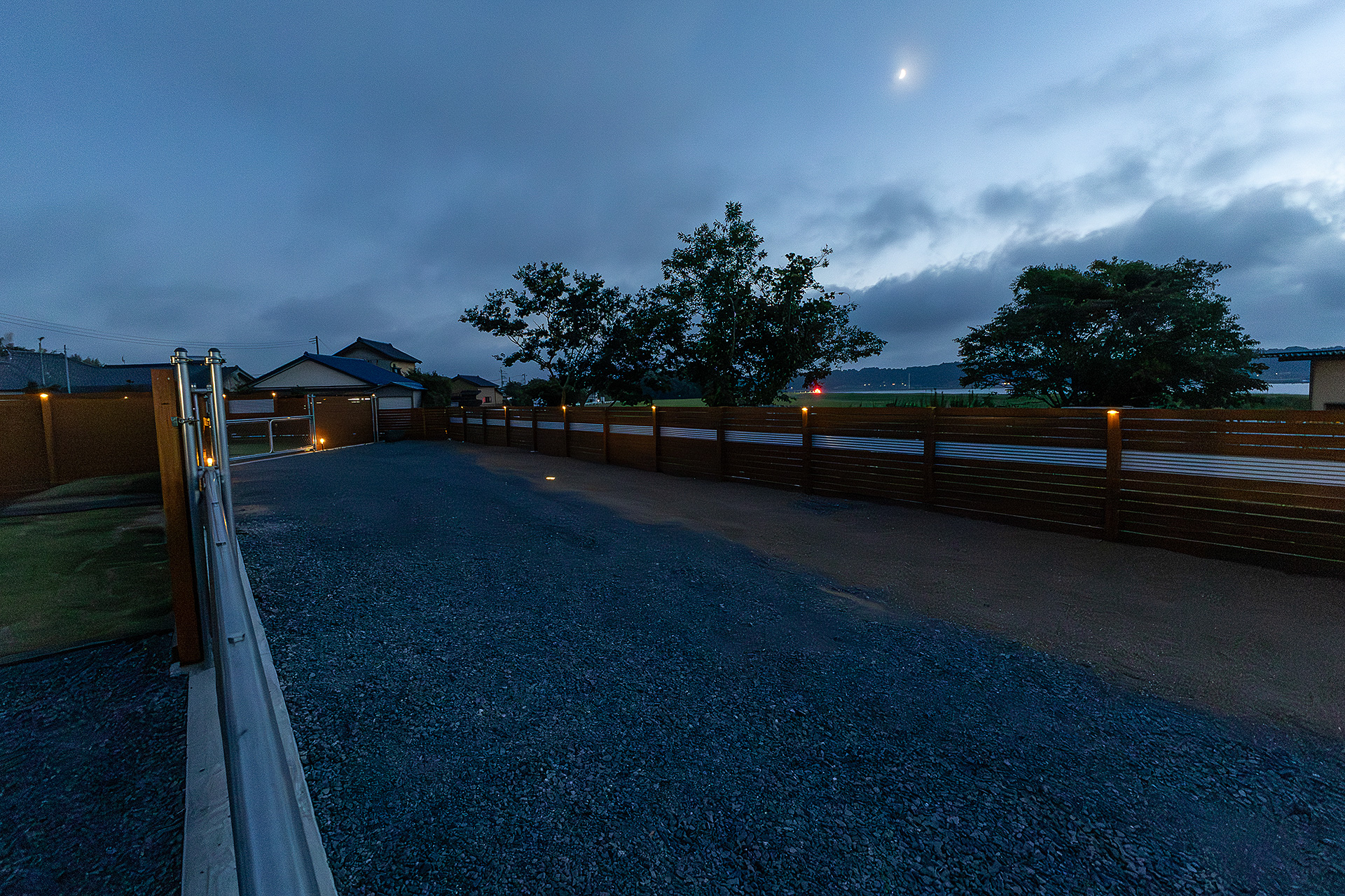 施設内にはこのように小さな照明が点灯する。明る過ぎないので雰囲気を壊さない