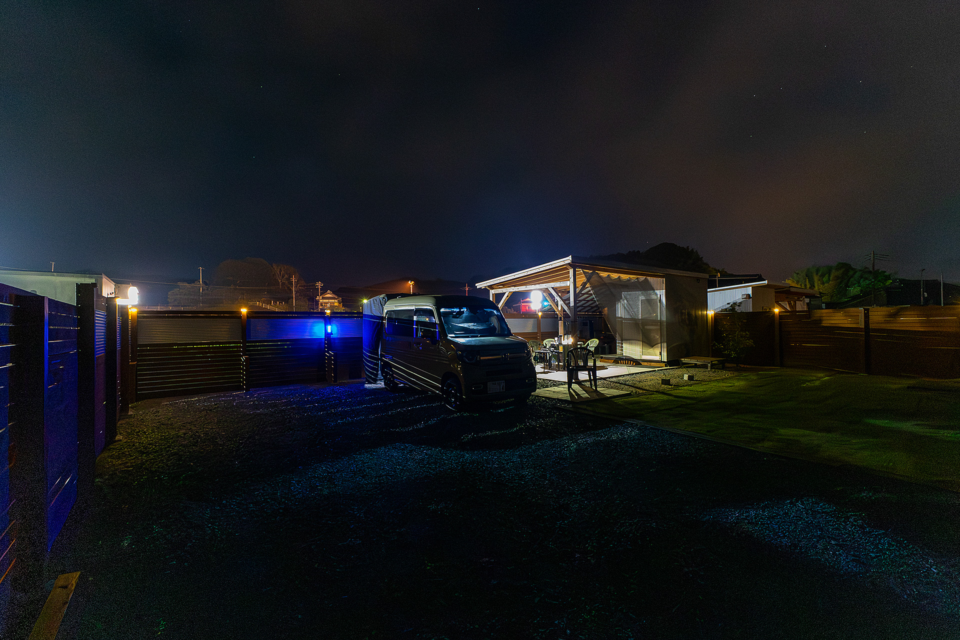 裏手にコンビニがあるので明るさや騒音が気になったが、それも問題なくむしろ適度な明かりとして有効だった。騒音については夜になると利用客が減るようで、騒がしいと思うことはなかった