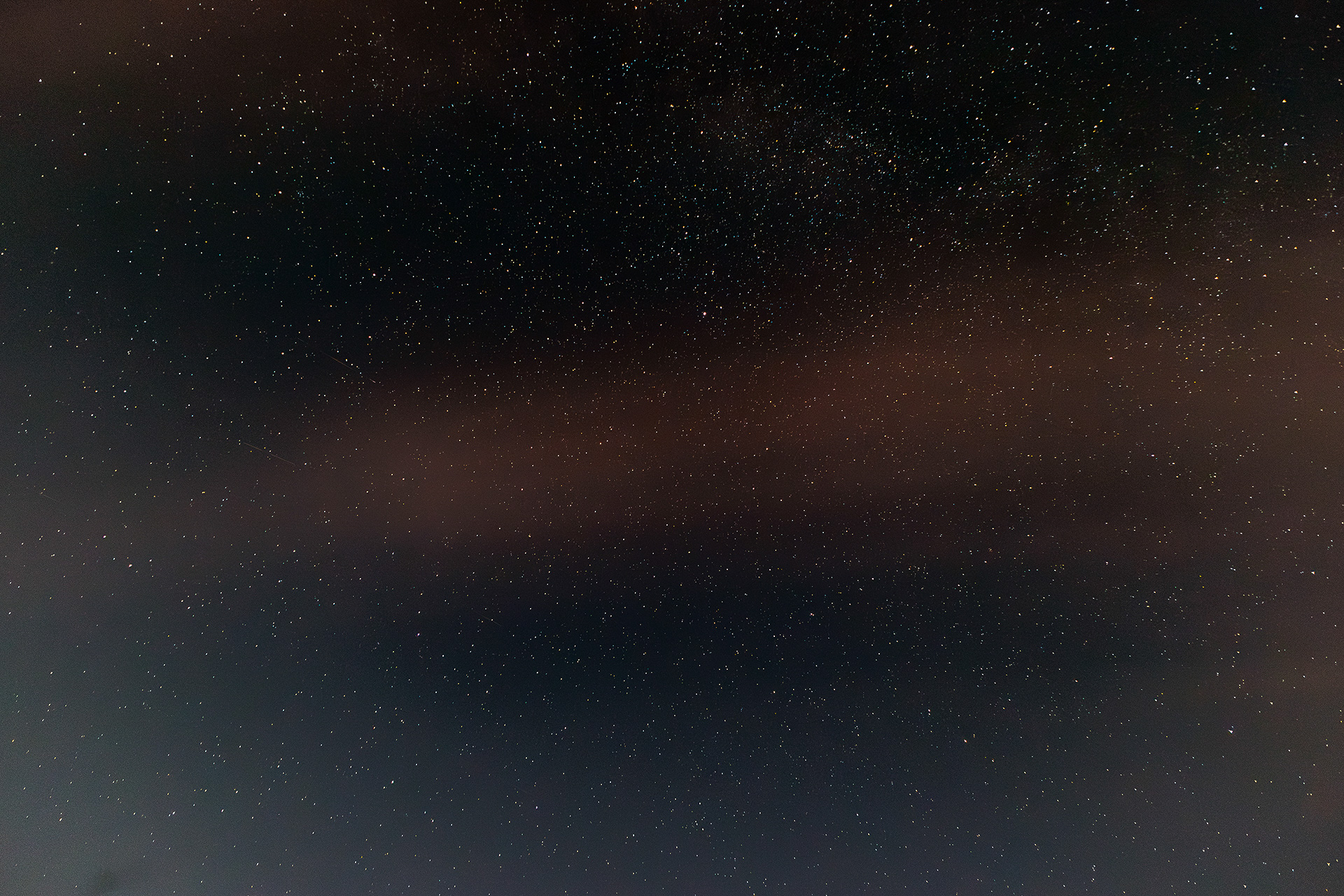 星空の様子。雲の量は多かったが流れが早かったので、雲のかかりが薄くなるときもあった。肉眼ではこれほどの量は見えないけど、それでも十分きれいな星空を見ることができた