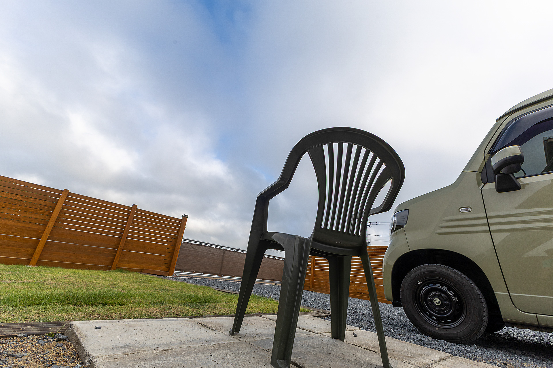 夜はこのようにたき火台を置くスペースにイスを置いて夜空を眺めていた。昼間の写真だがロケーション的な気持ちよさが伝わるだろうか