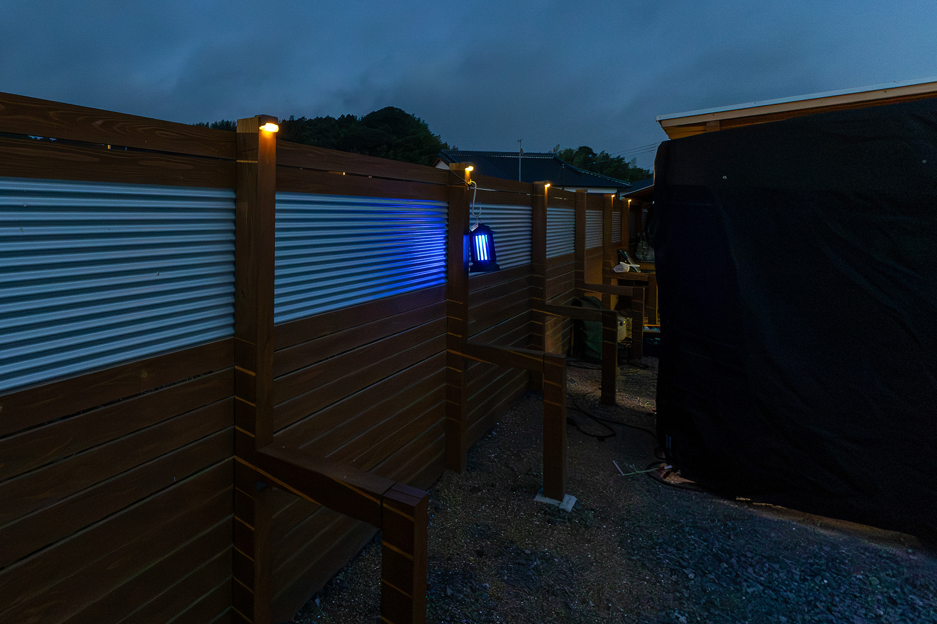 青色の光を出す殺虫灯も持っていったがほとんど取れていなかった。アウトドアレジャーで虫が少ないというのは非常にポイントが高い