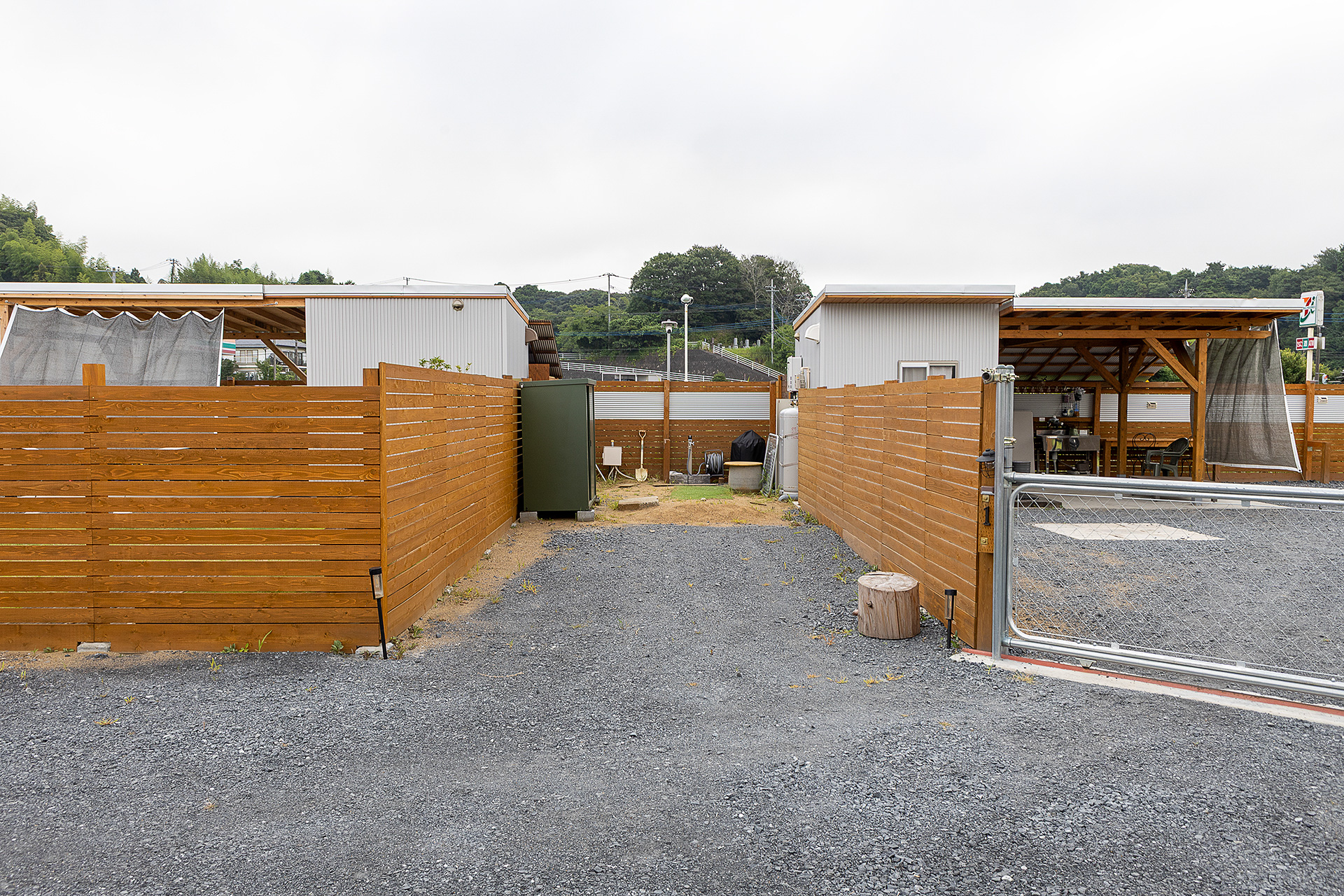 最後にもう1つ。サイト間にはこれだけのスペースを取っているので、両サイトに利用者がいてもお互いの存在が気になりにくい。また、この距離は犬にとっても落ち着けるようで、吠えやすい犬であってもムダ吠えしないそうだ