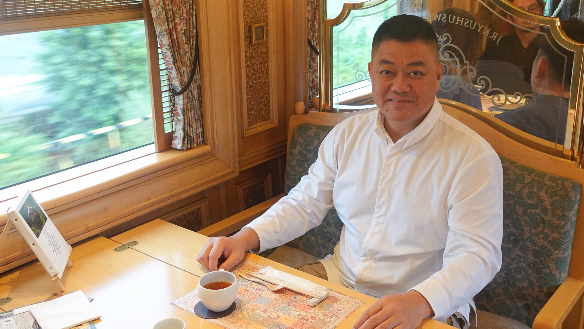 車内の食事をプロデュースした成澤由浩シェフ