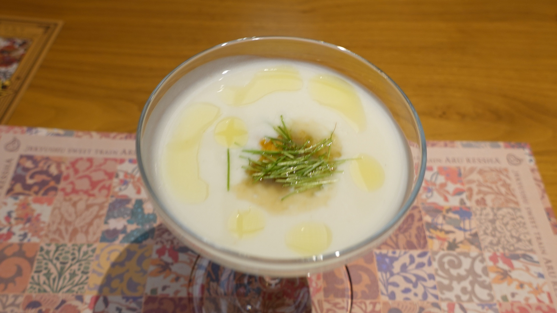 長崎県新ジャガイモと新玉ねぎの冷たいポタージュスープ 鹿児島県ムラサキウニとコンソメゼリー