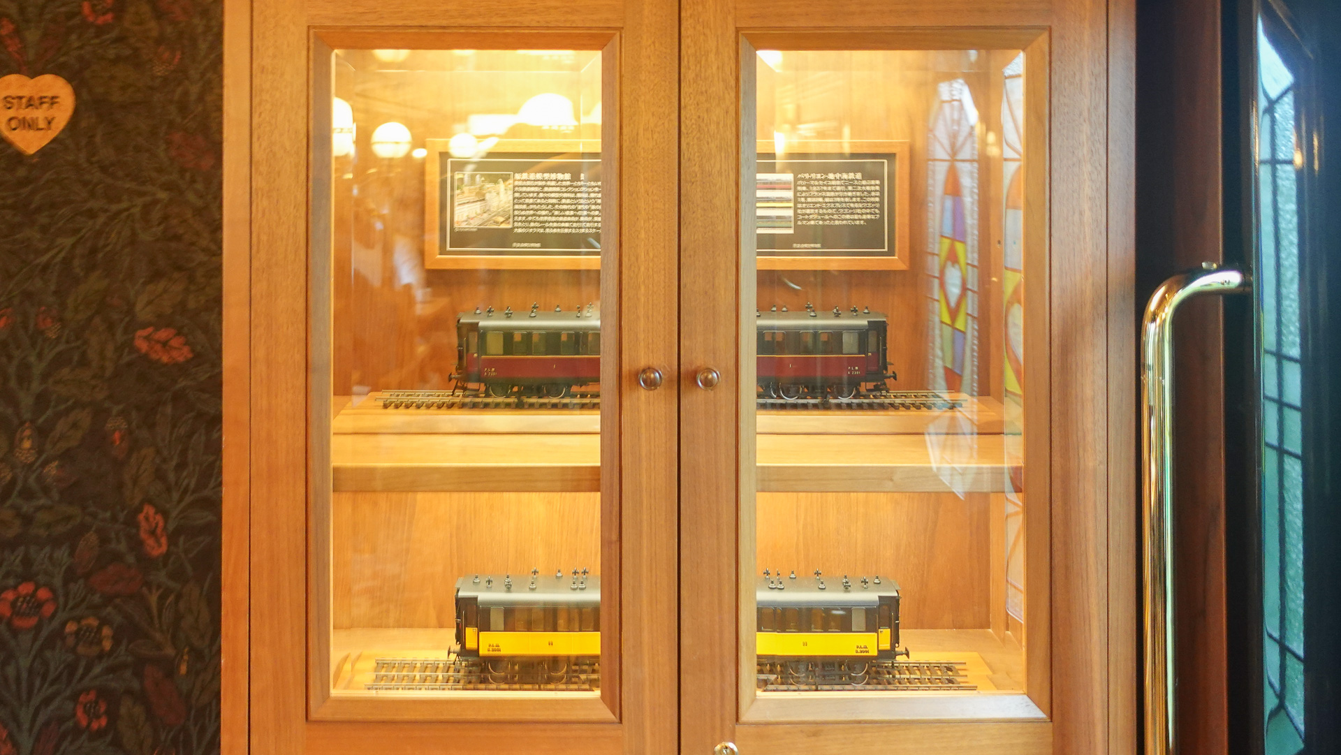 「或る列車」車内には、多くの鉄道模型が展示されている