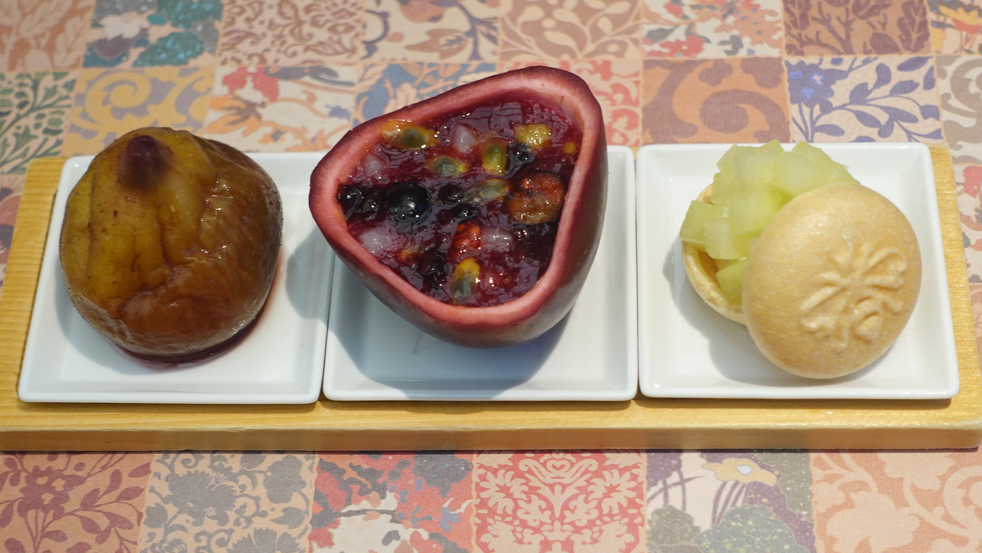 「福岡県イチジクのスパイス煮」「鹿児島県パッションフルーツと夏のベリーの灼熱のサングリア」「熊本県メロンのアイス最中」