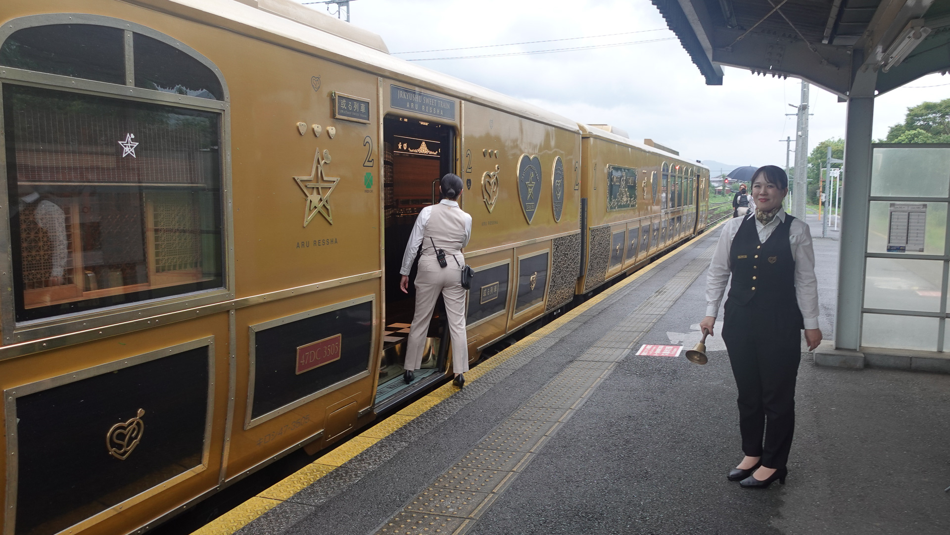 筑後吉井駅発車時は、アテンダントの方がベルを鳴らして知らせてくれる