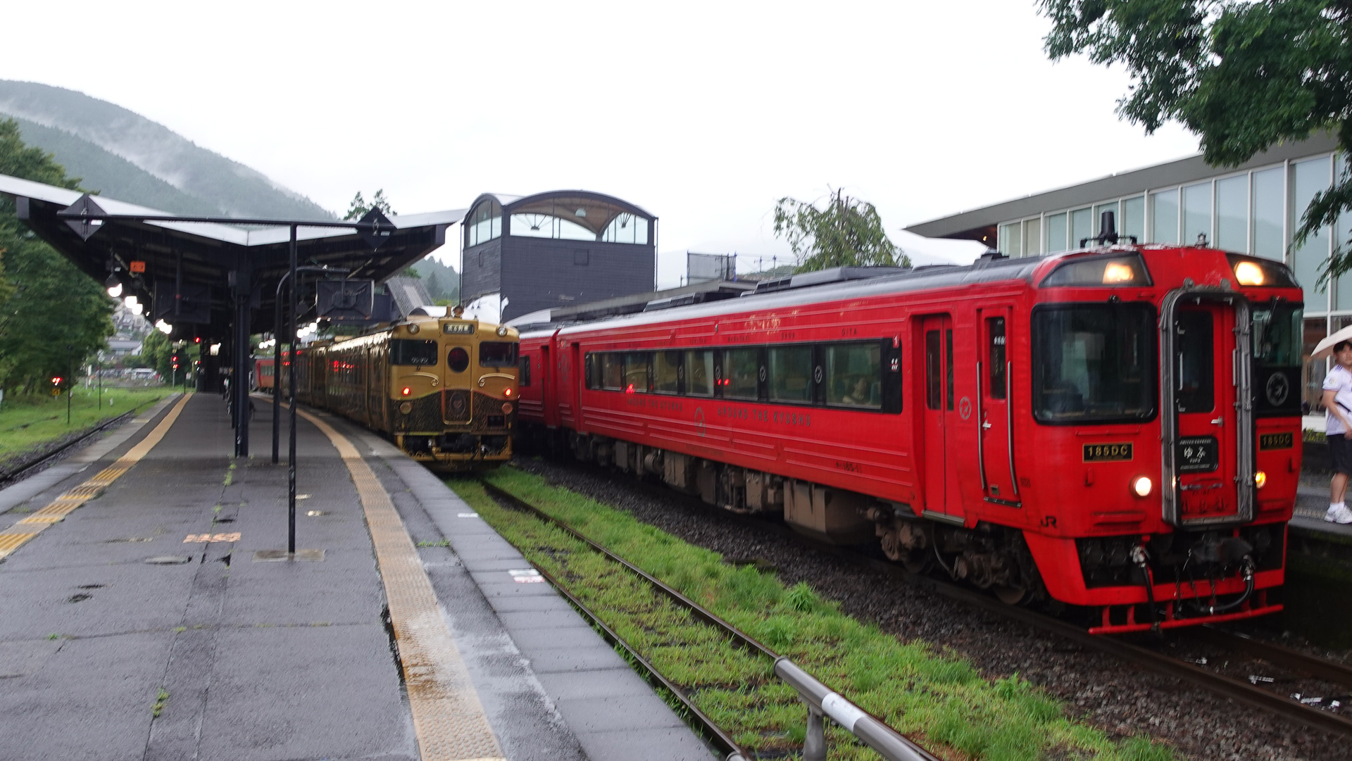 特急「ゆふ」と或る列車
