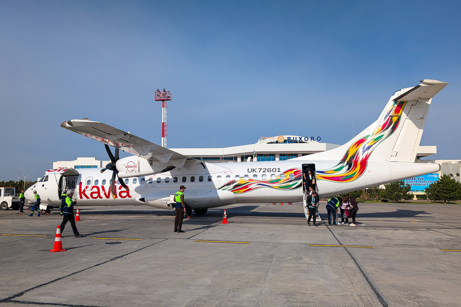 タシケントとブハラの移動で搭乗したシルク・アビアのATR 72-600型機。写真はブハラ国際空港到着時のもの