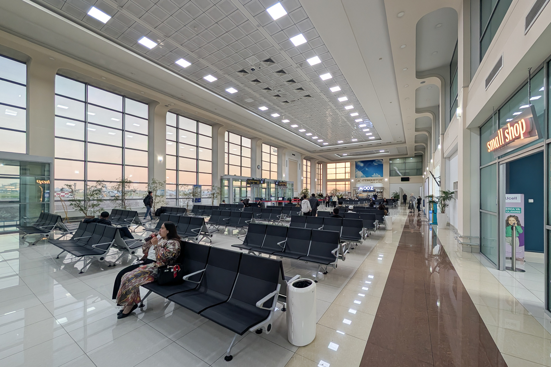 タシケント国際空港の国内線待合ロビー