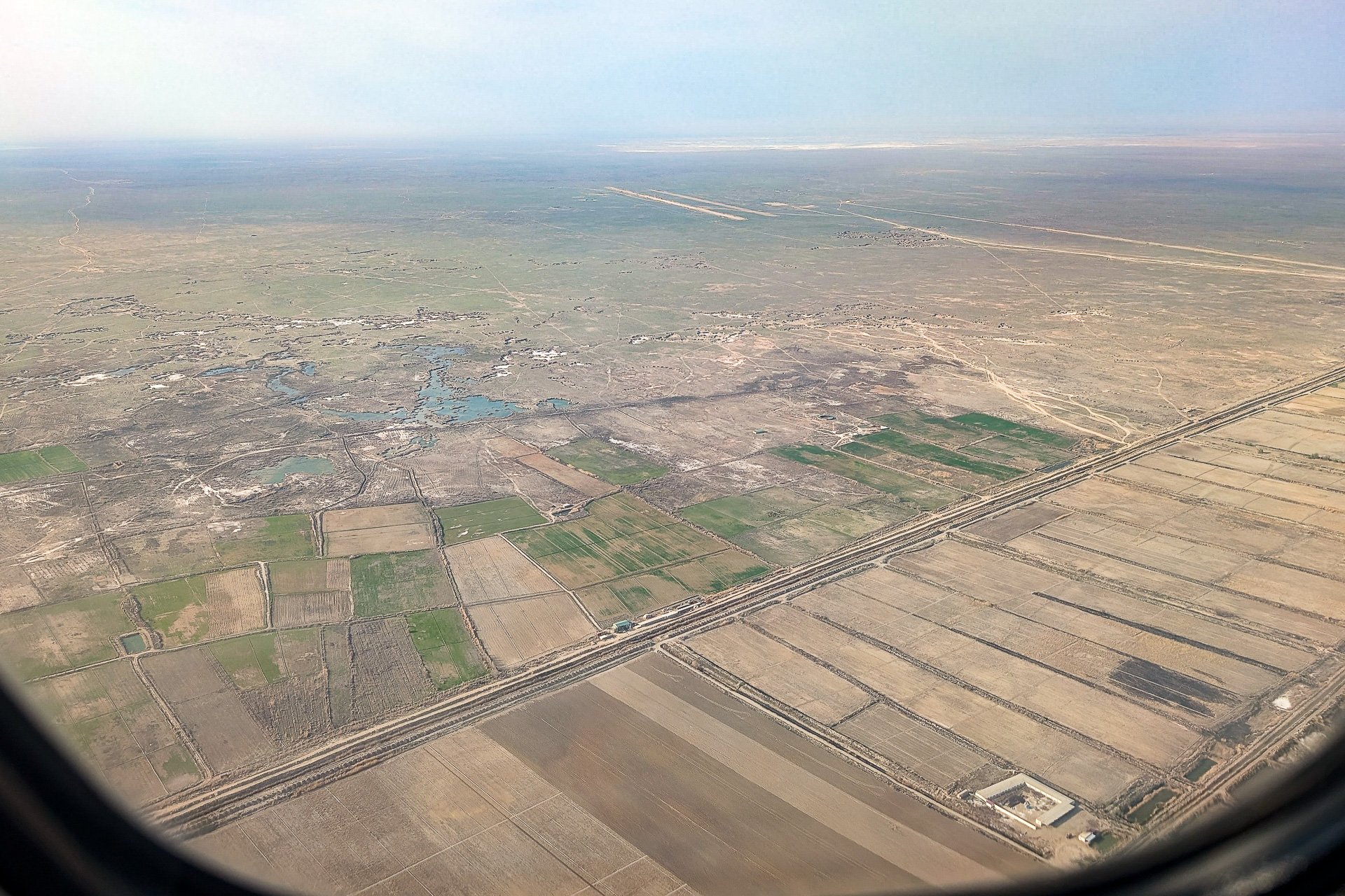 ブハラ近郊上空。砂漠のなかのオアシスが発展した都市
