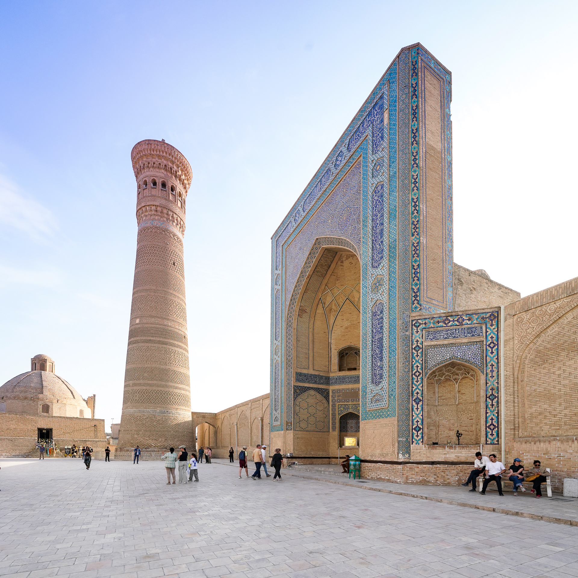 「カラーン・ミナレット」と右は「カラーン・モスク」の入口