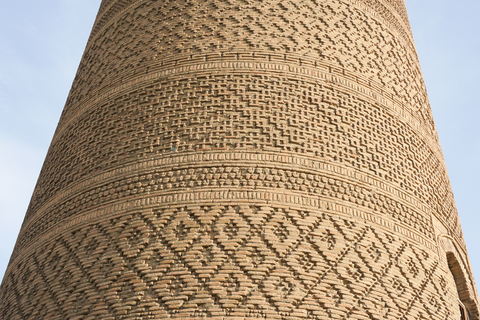 幾何学模様のパターンが描かれている