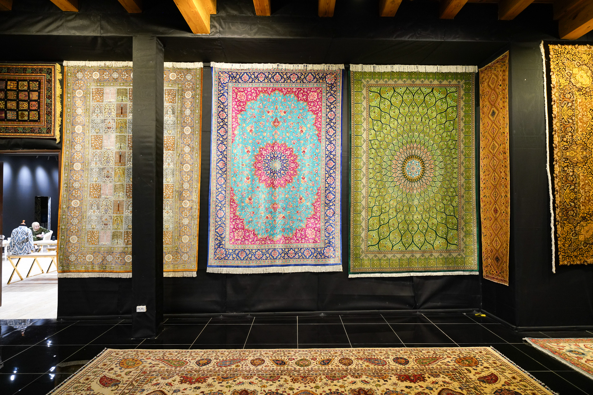 周辺には美しい絨毯を扱う店も多い