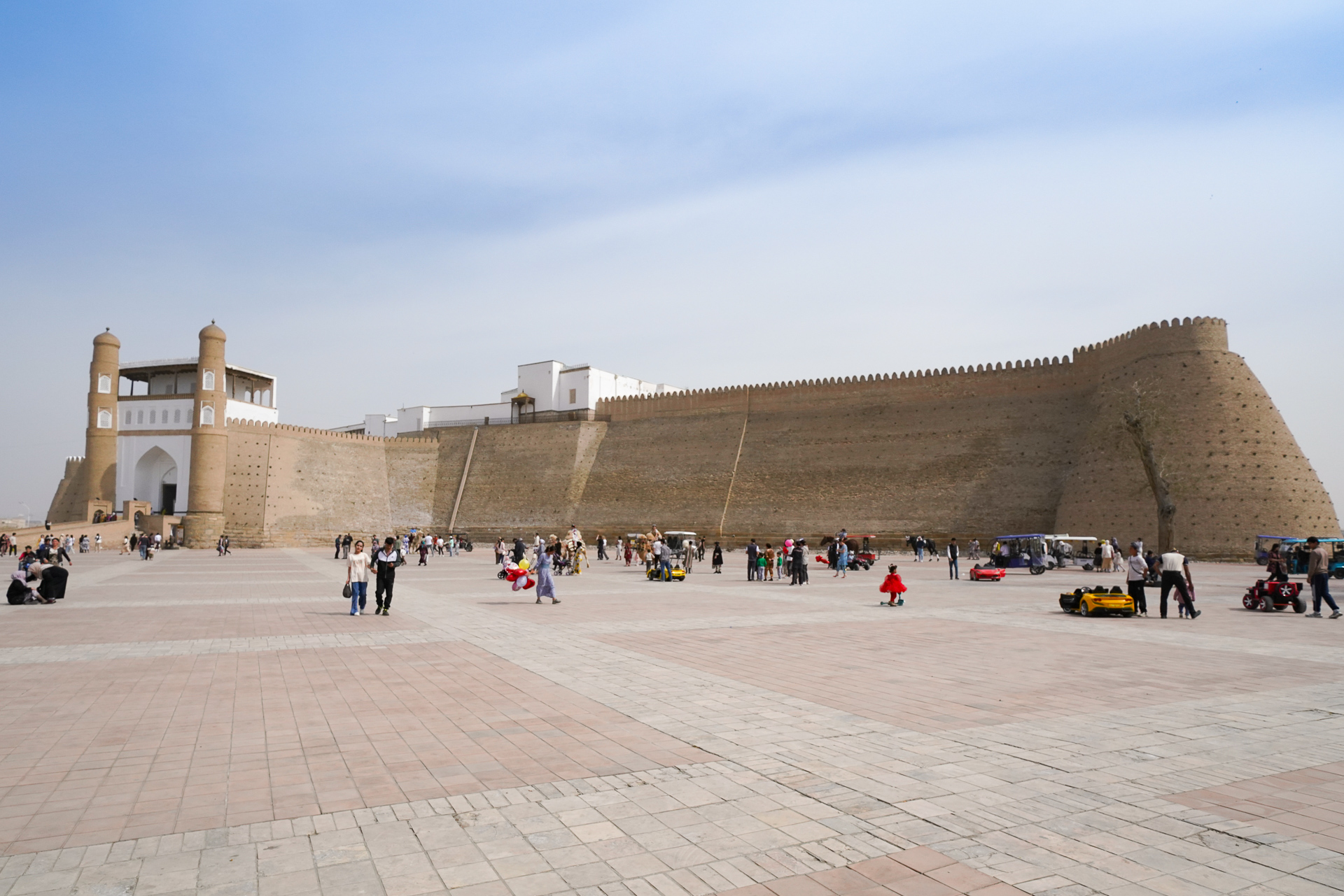 高い城壁で囲まれた「アルク城」