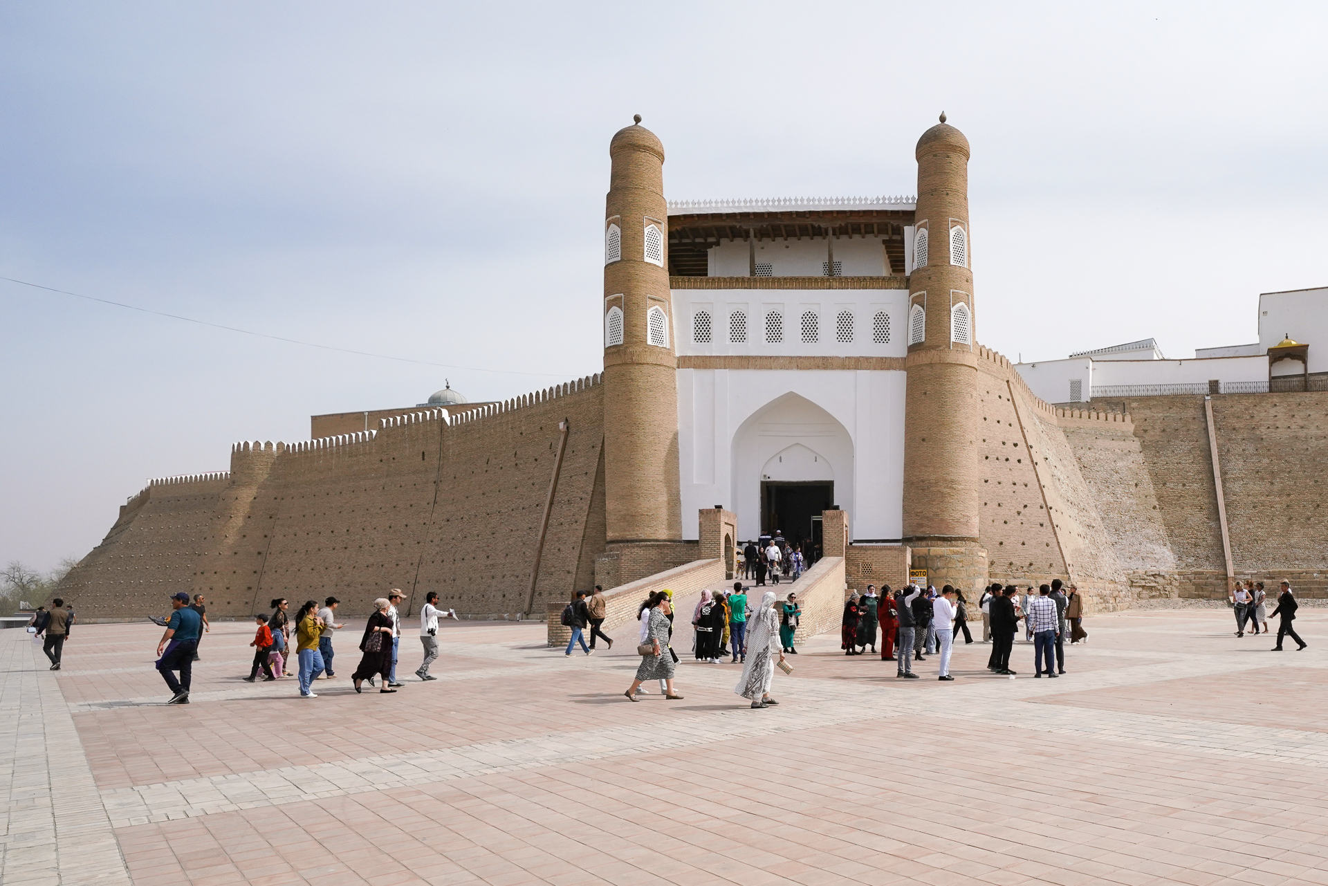 入口はスロープになっている。前面はレギスタン広場という公開処刑場