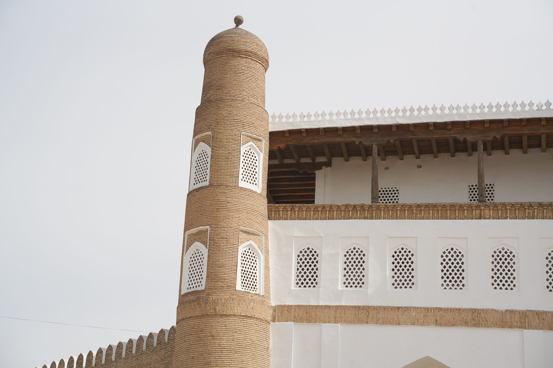 入口上に付けられた見張り用の塔