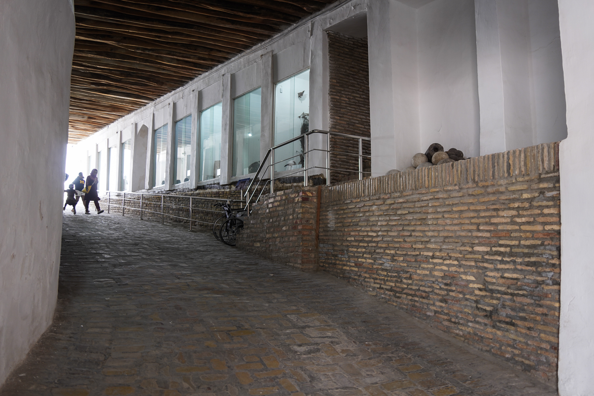 入口を入るとさらにスロープが続く