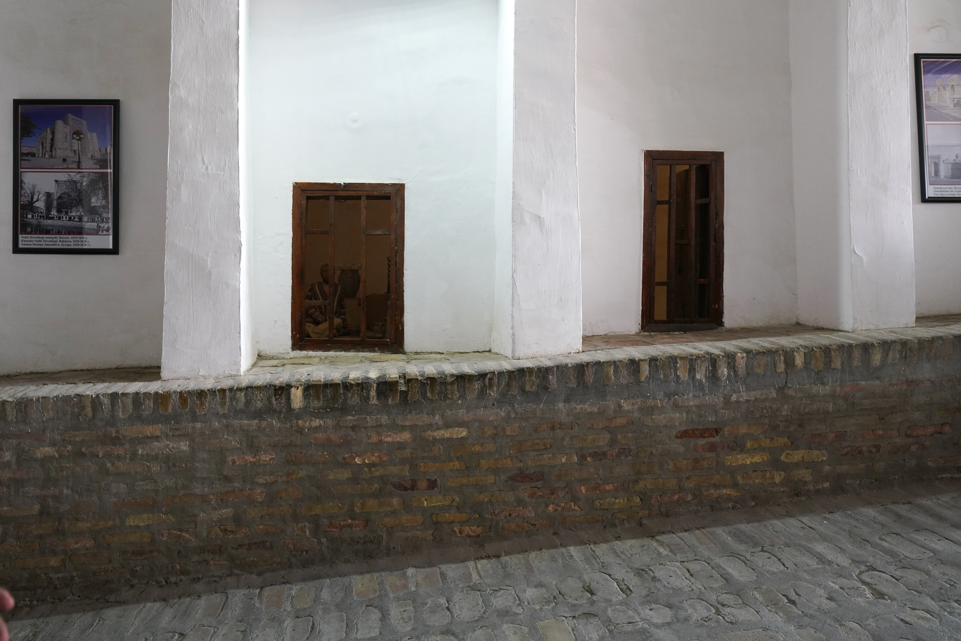 スロープの勾配はなかなかキツい。なにやら窓があるが……