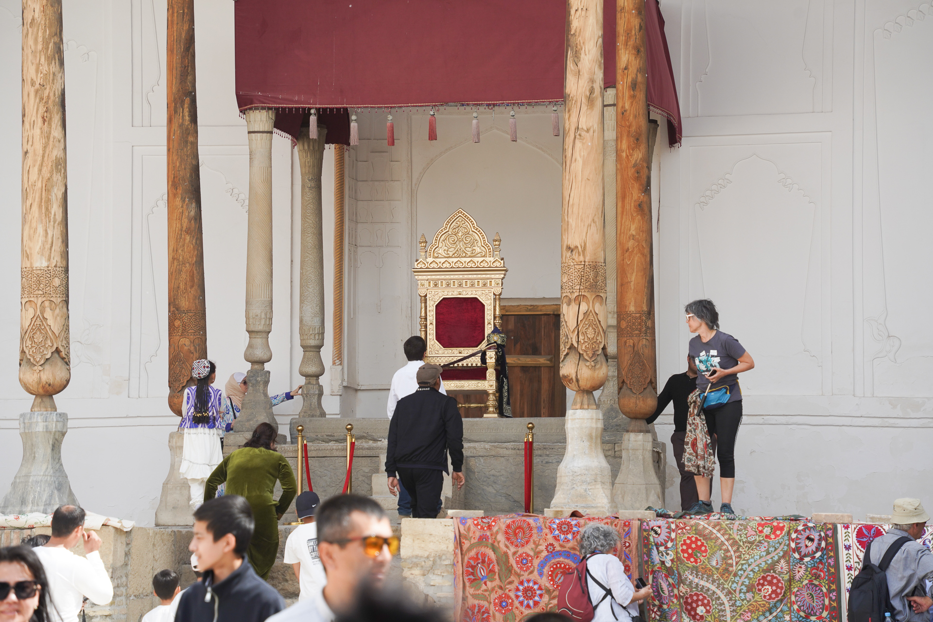 中央高く王座がある