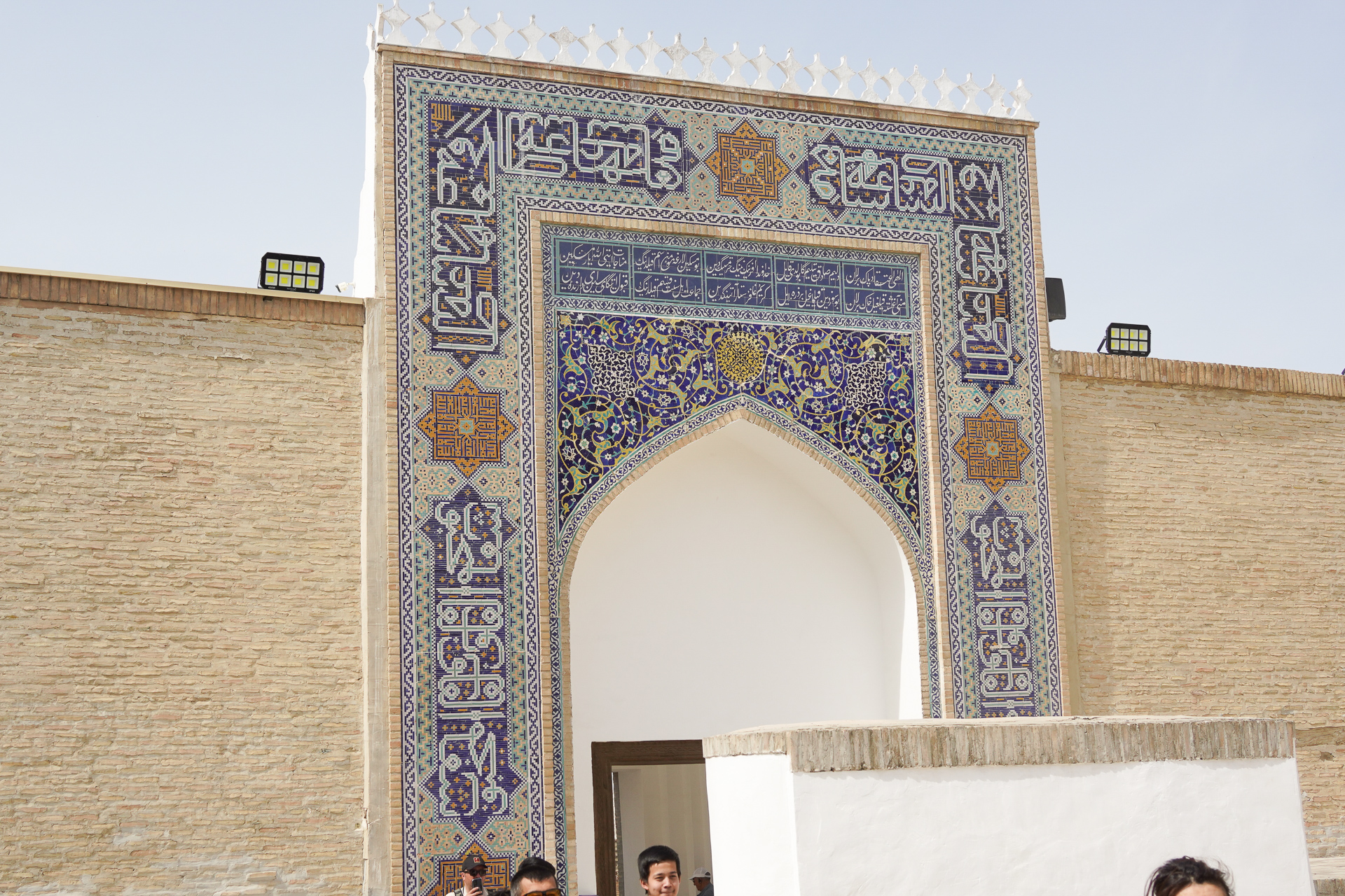 出入口には王に背を向けずに退室する壁がある