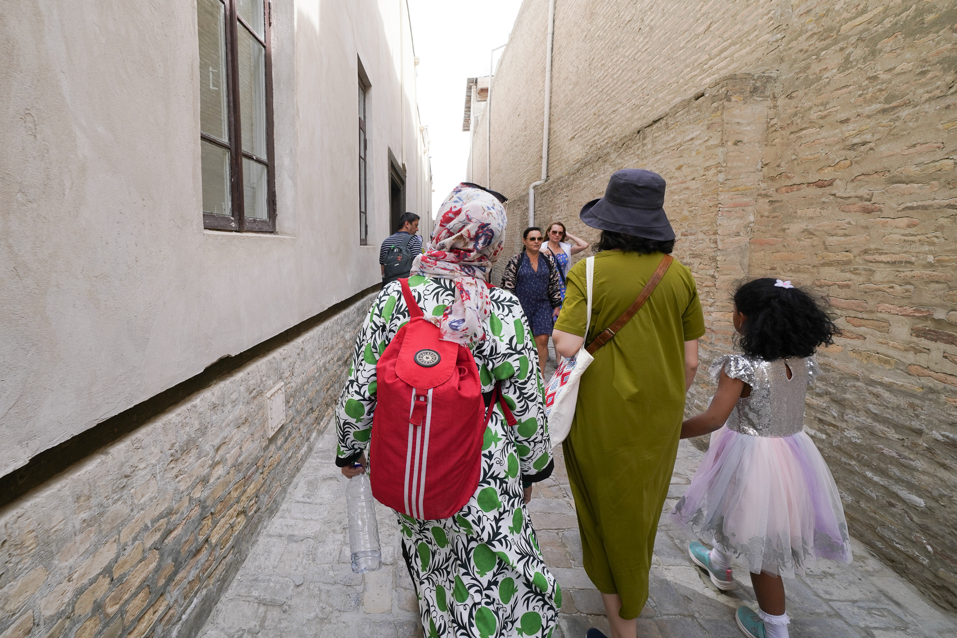 通路は迷路のようだ