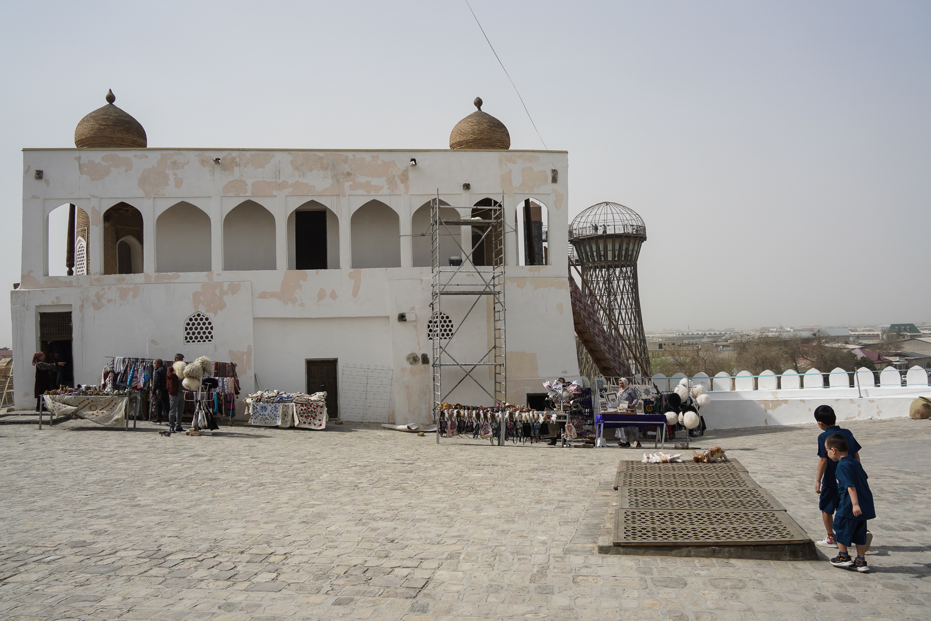 城の内部はかなり高さがある。右下は塞がれているが階段