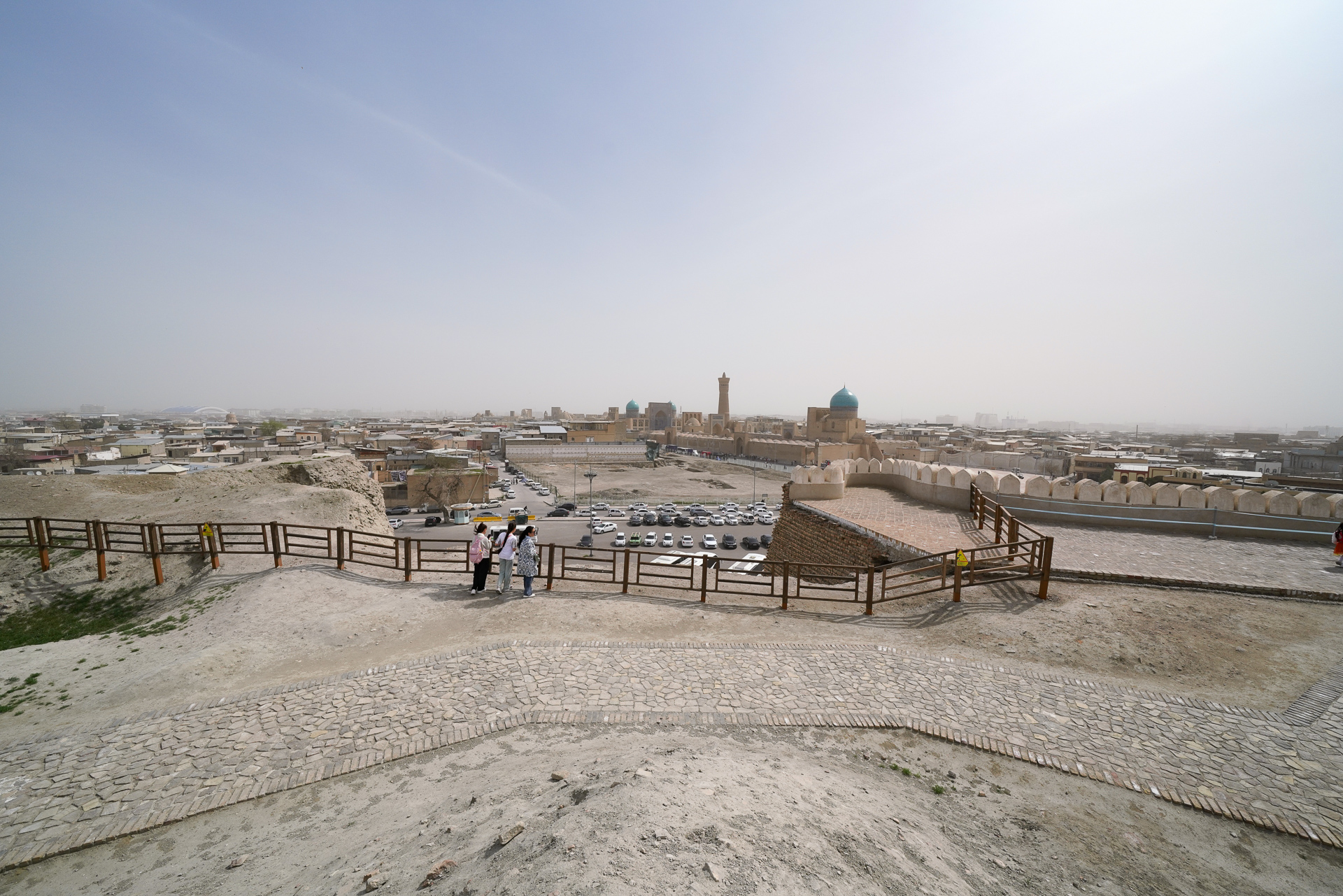 一部崩れていて、ブハラの街並みを見渡せる丘となっている