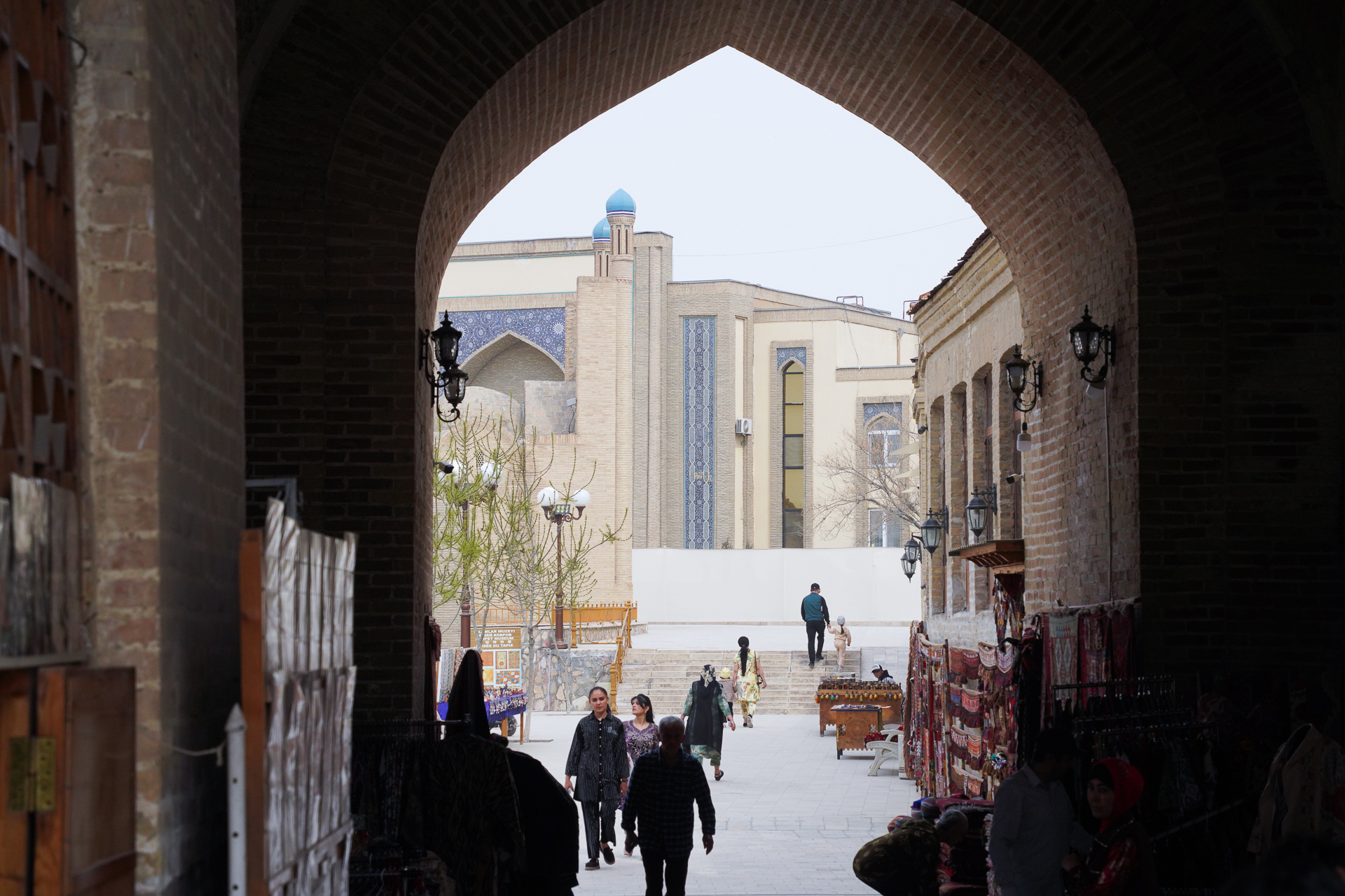 屋根のあるバザールから外に続く道を見たところ