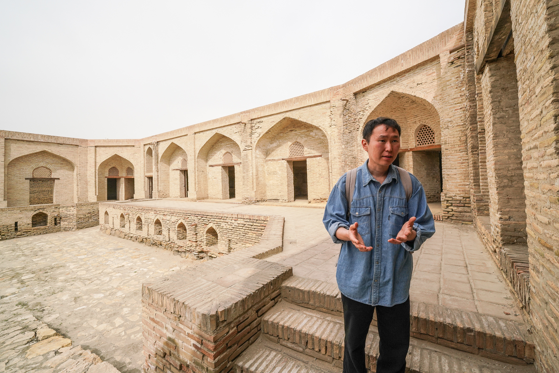 「ブハラ・ビエンナーレ」予定地を案内してくれたキュレーターのティムールさん