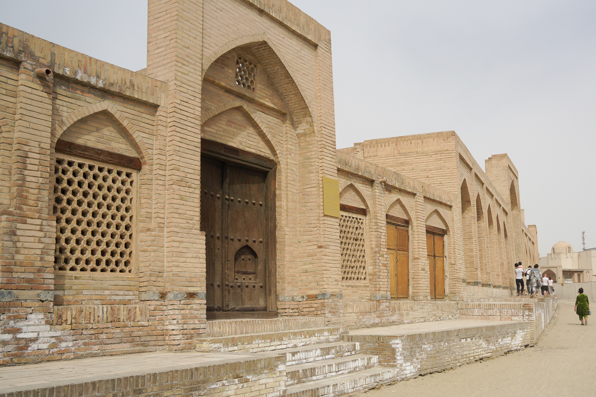 「アヨスジョン（Ayozzhon）」キャラバンサライという旅商人宿の遺跡でも予定している