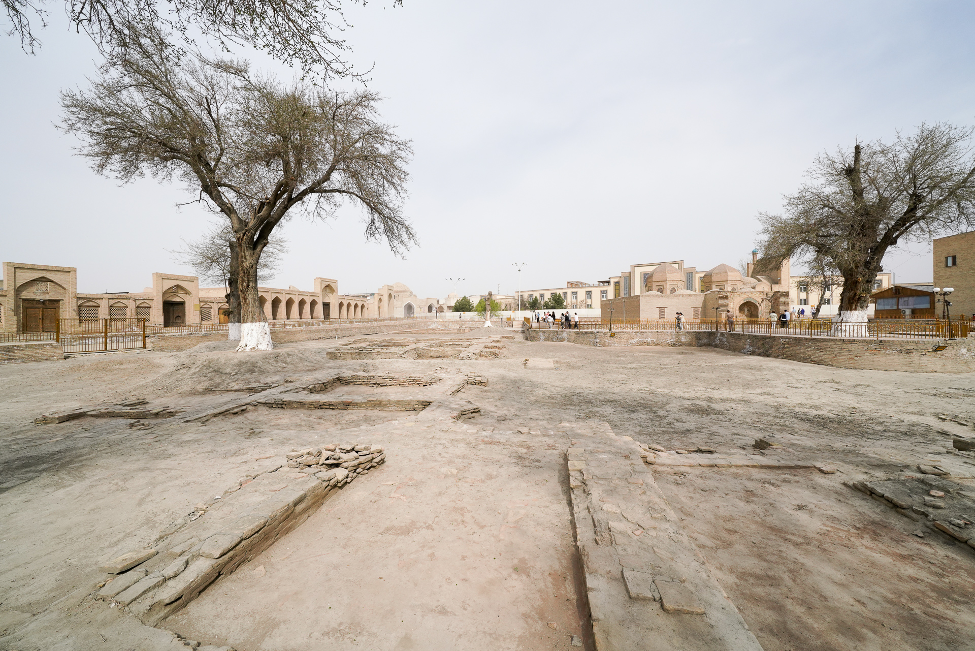 向かいの広い史跡