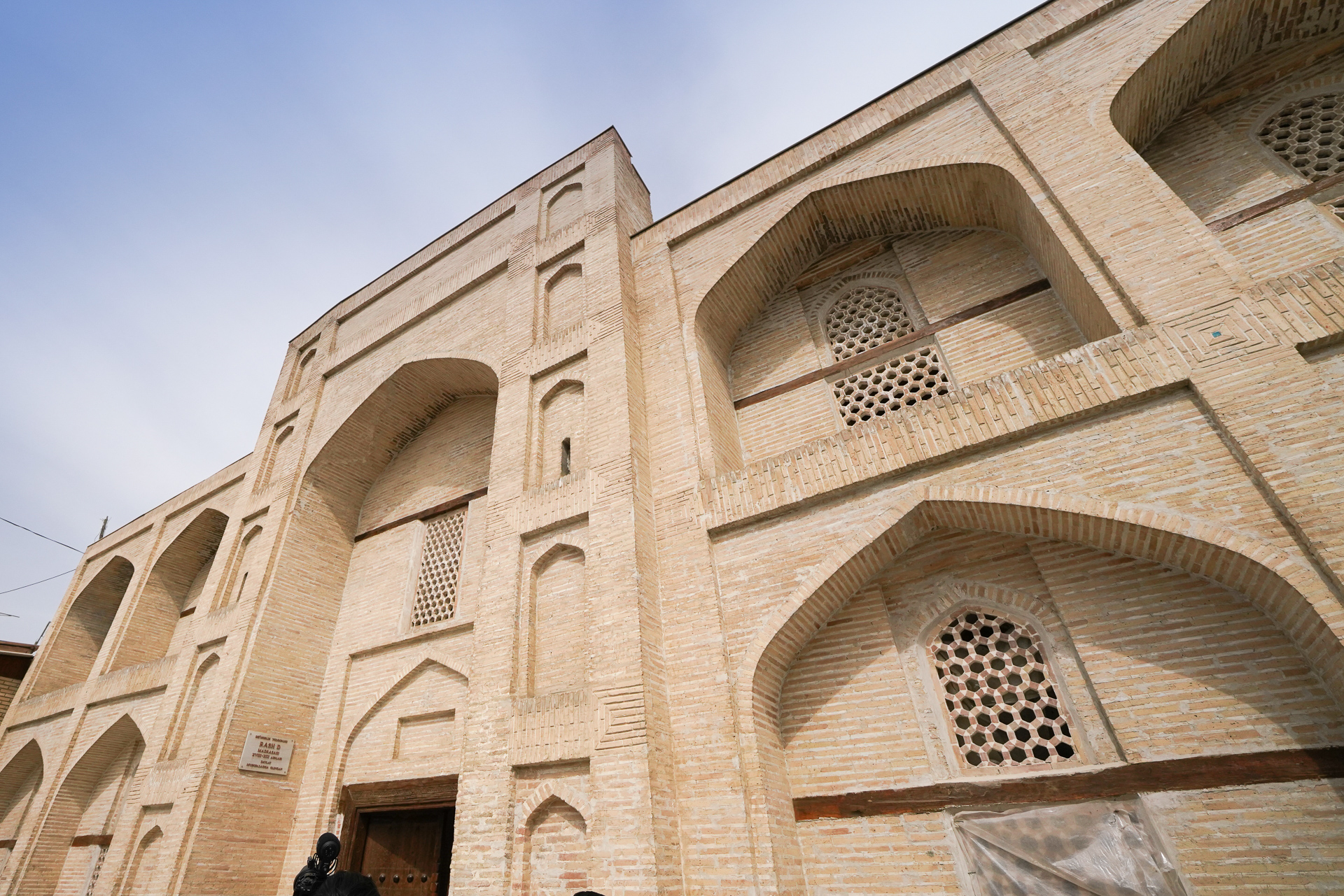 修復中の「ラシッド（Rashid）」マドラサまでのエリアで開催する