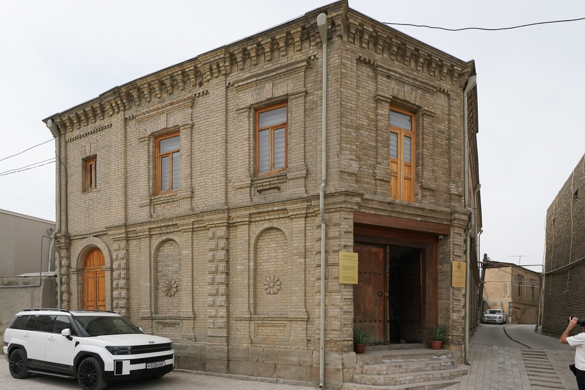 「ウストズ・ショガード 応用芸術センター」の建物。「ジュラベク」キャラバンサライを修復している