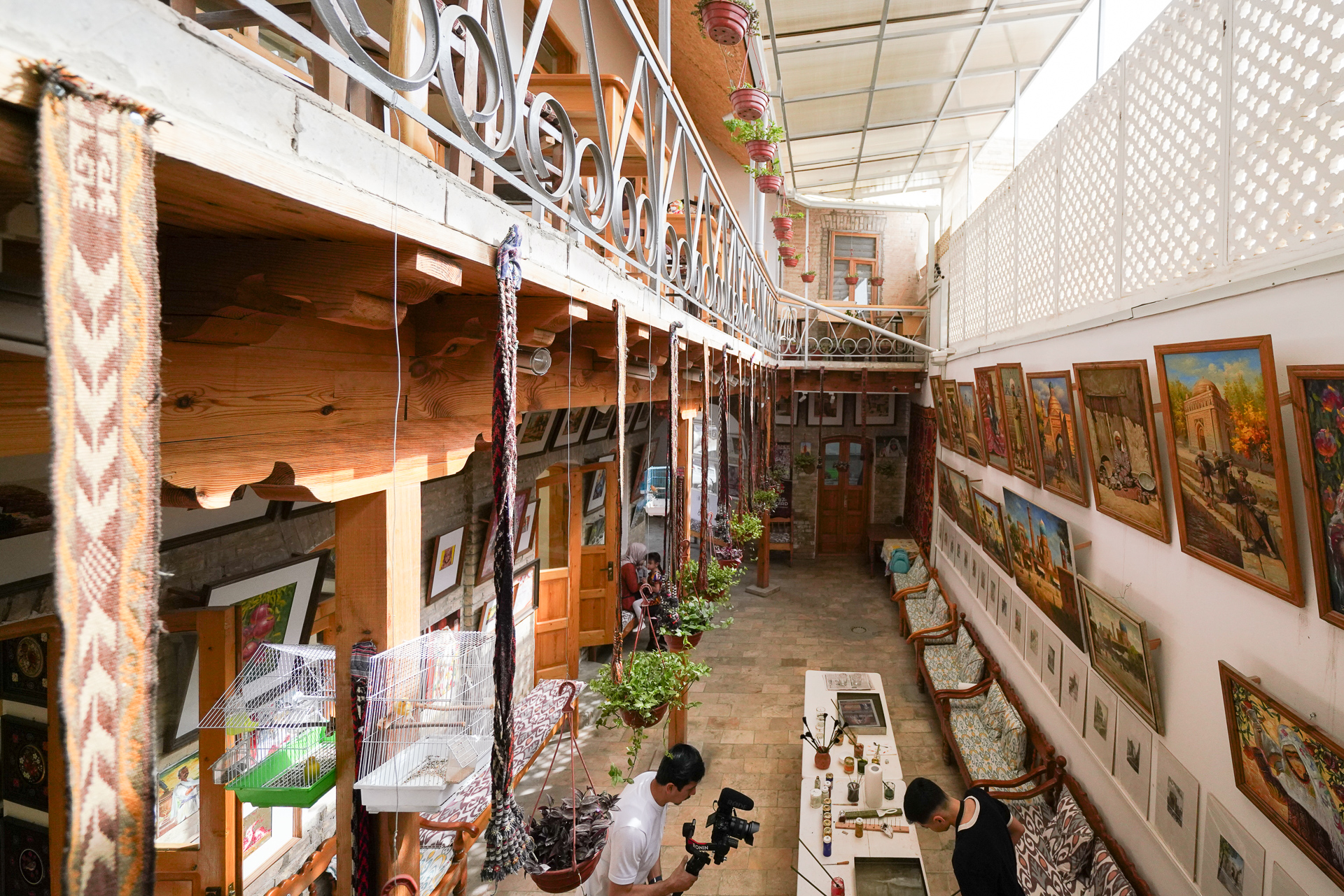 建物内は大きな吹き抜けになっていて、とても明るい雰囲気