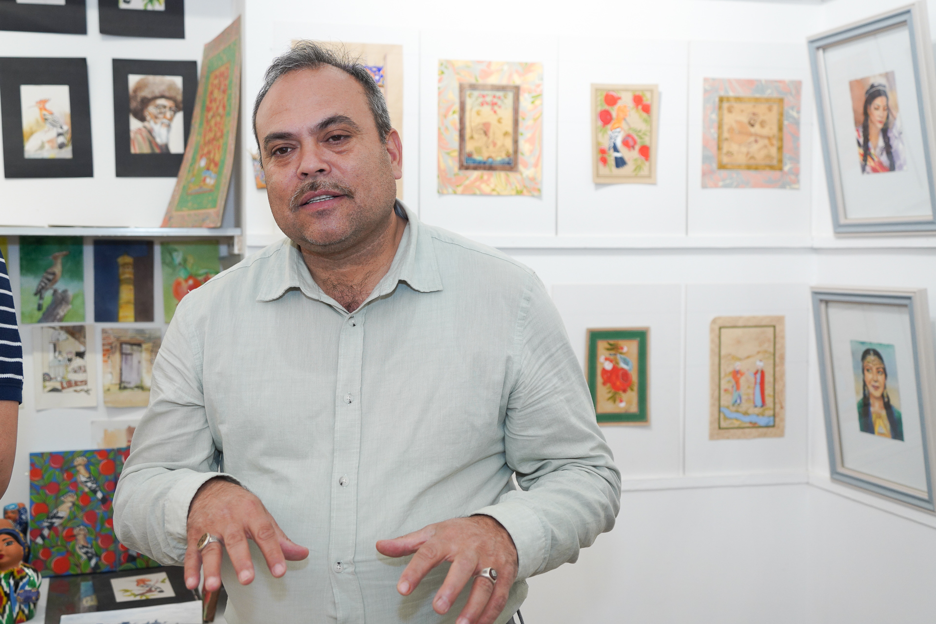 細密画家のダヴラト・トシェフ氏