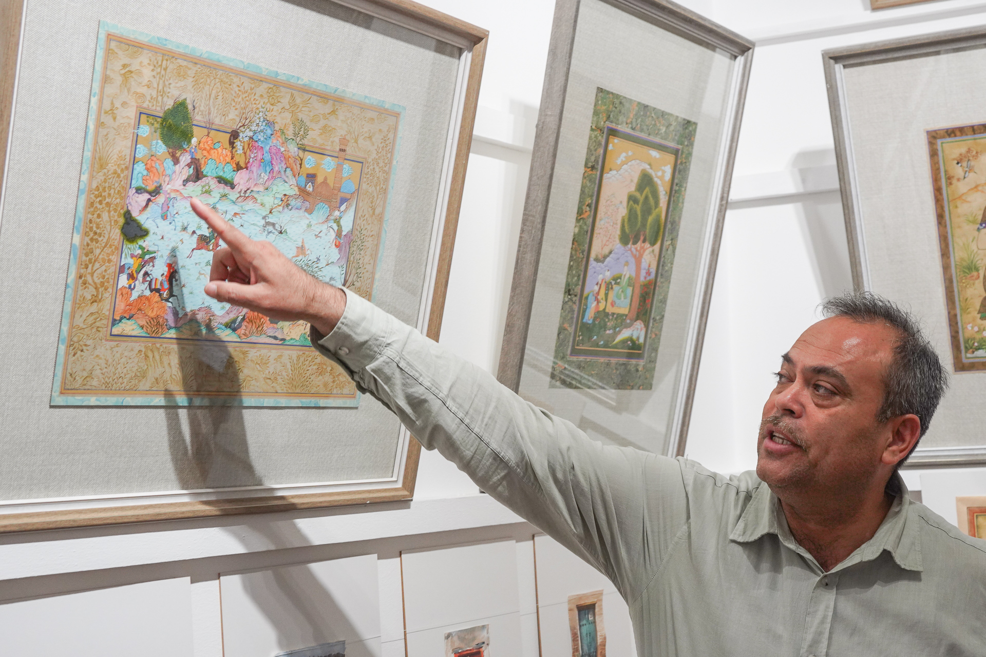 自身の作品を前に解説するトシェフ氏