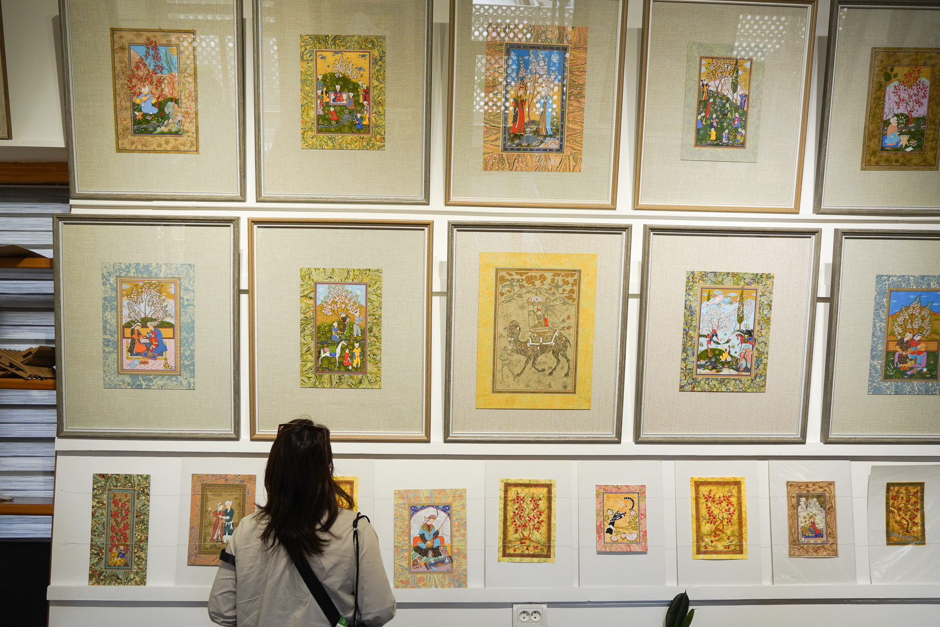 細密画のアート作品が並ぶ