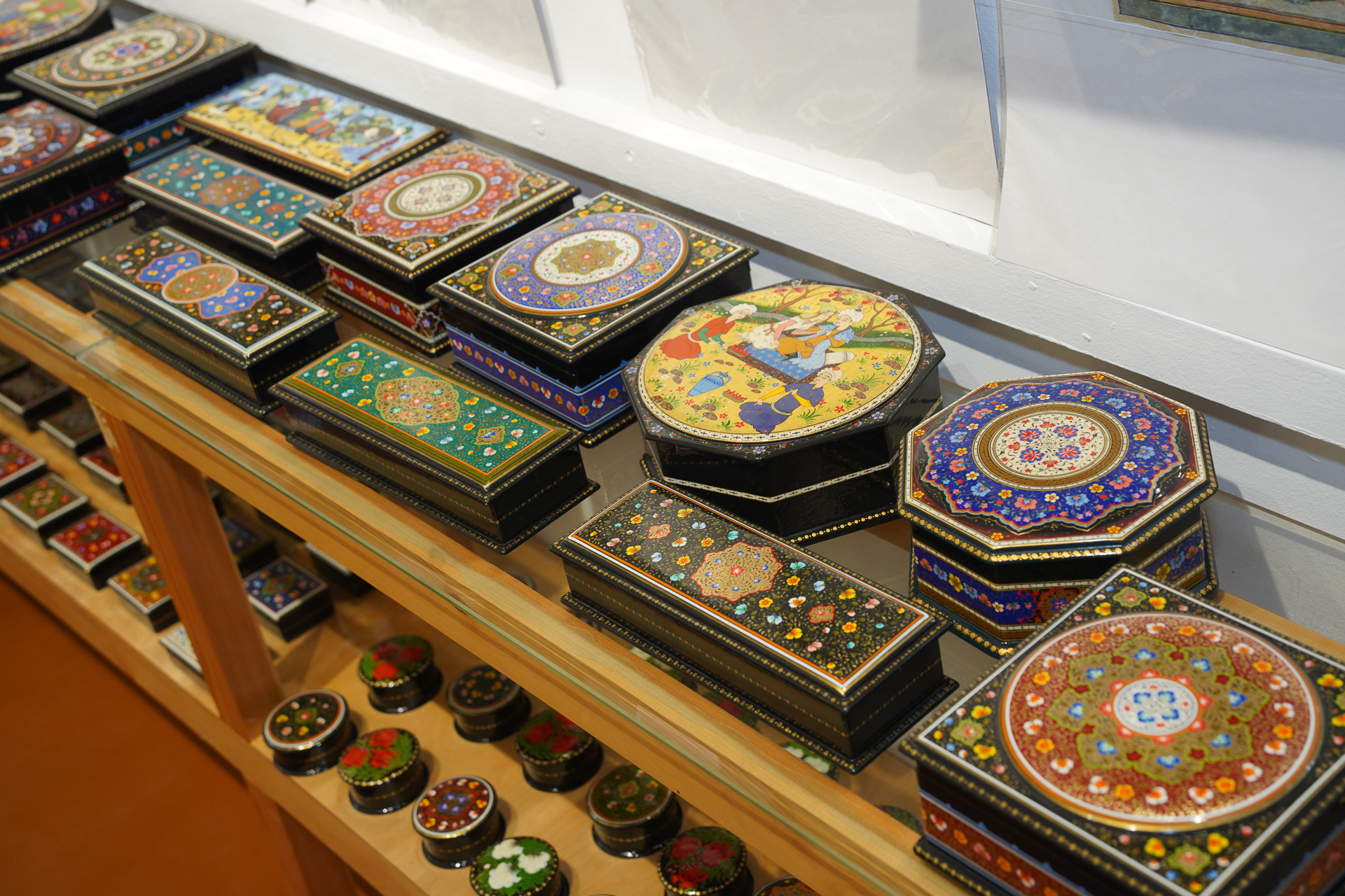 小物入れに描かれた細密画のアート