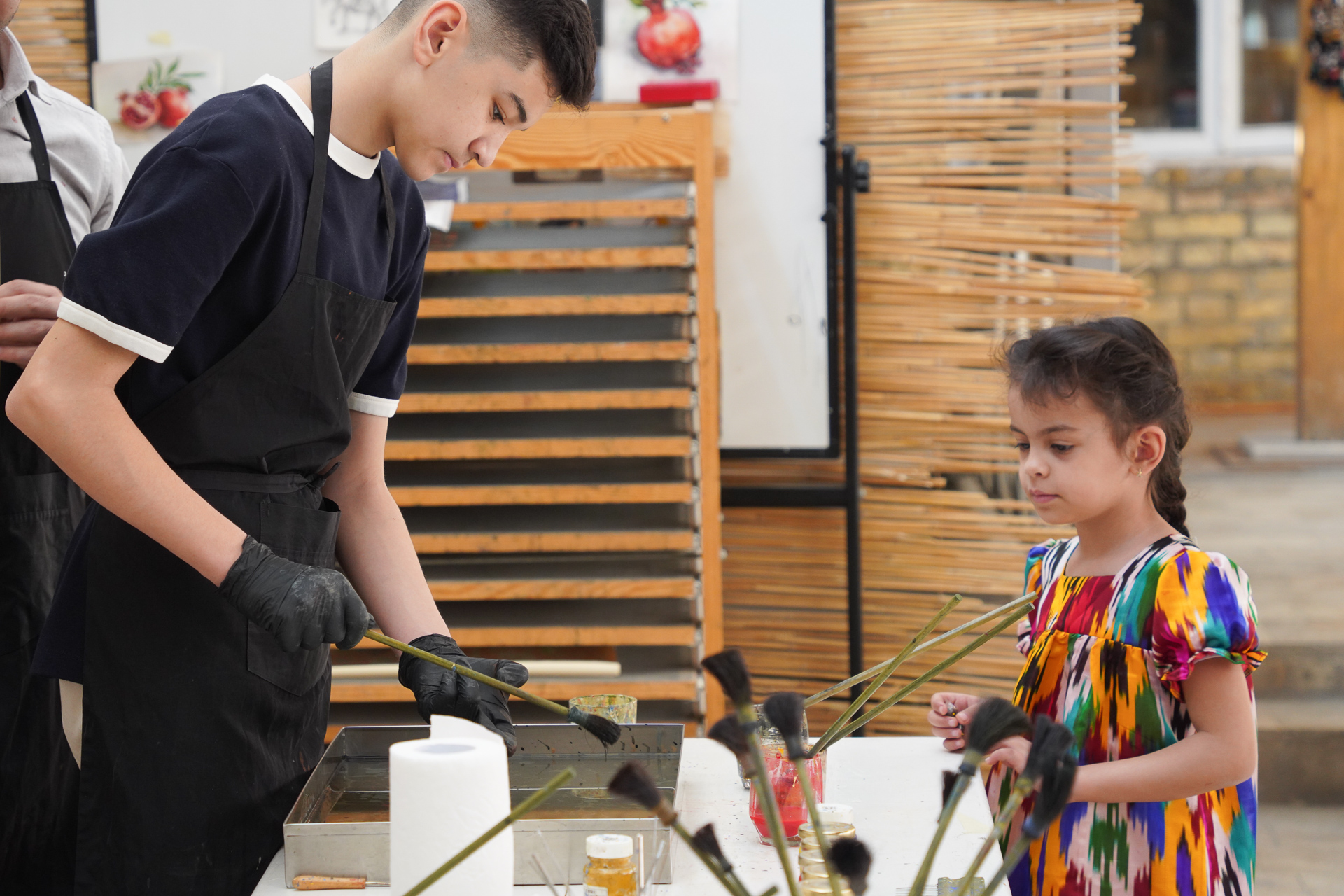 子供たちの教育に力を入れていて、それぞれ作品作りを行なっている