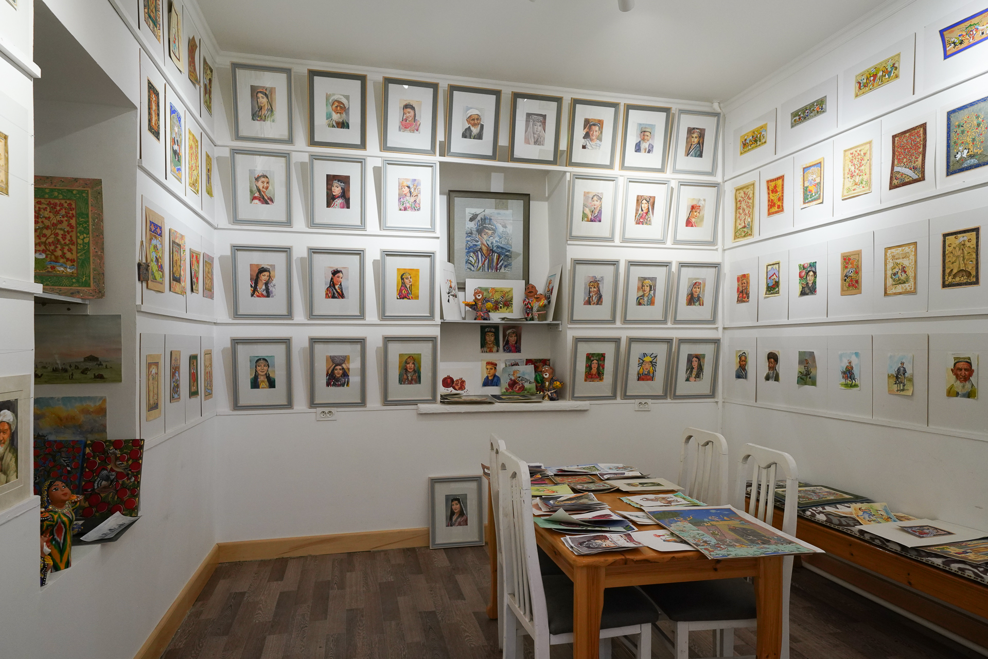子供たちが描いた作品も展示している